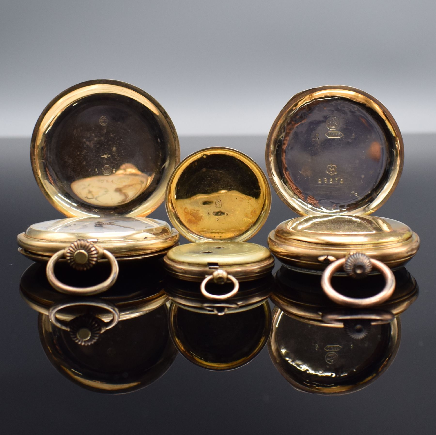 Detail e: 2 offene Taschenuhren & 1 Savonette in GG 585/000, Schweiz um 1870-1900, Kronen- & Schlüsselaufzug, Geh. alle dell., alle Metallcuvette, 2 x guill. ...