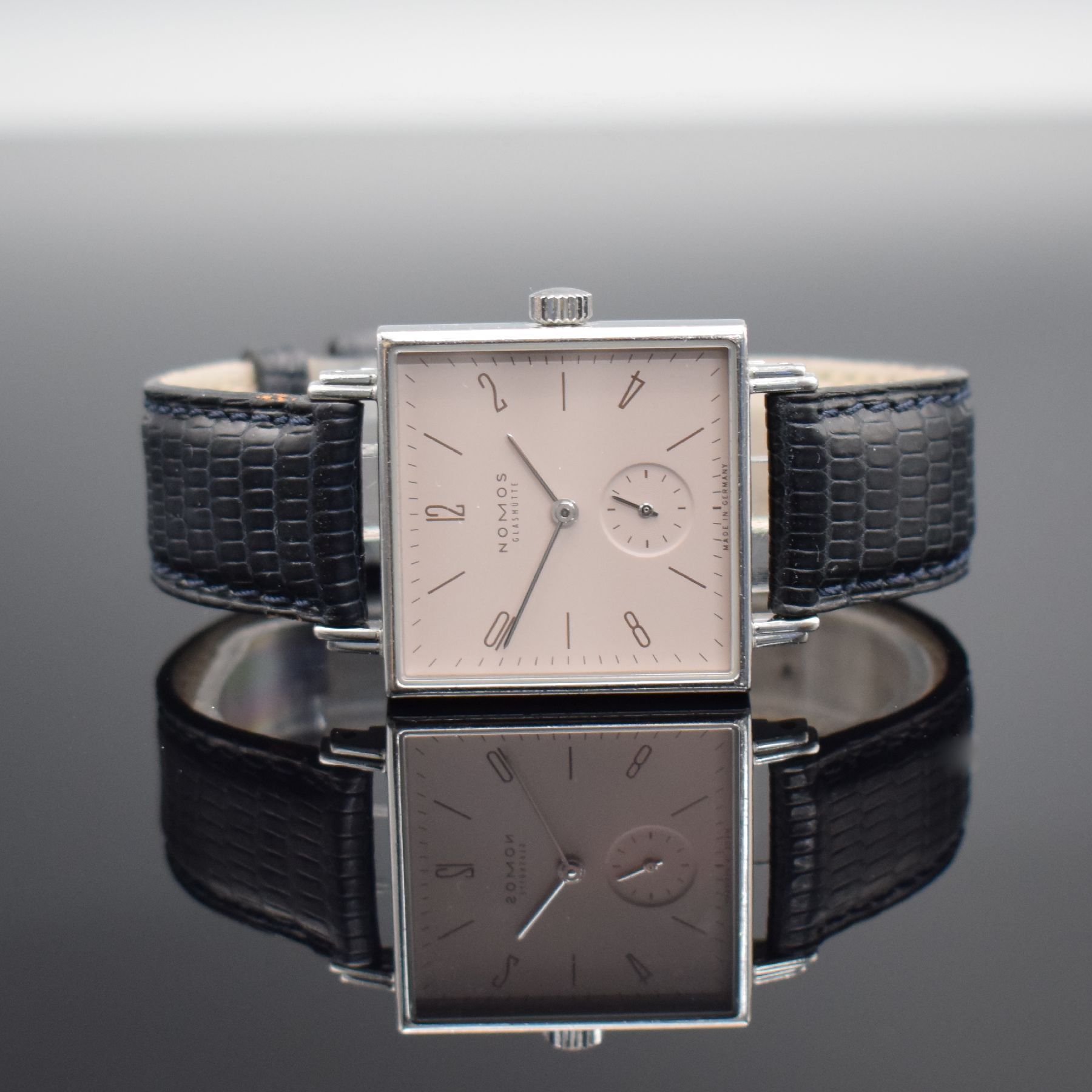 NOMOS Tetra Armbanduhr in Edelstahl, Deutschland um 2005, Handaufzug, beids. vergl. Geh., Boden 4-fach verschr., Zifferbl. in zart rosa, silb. ...
