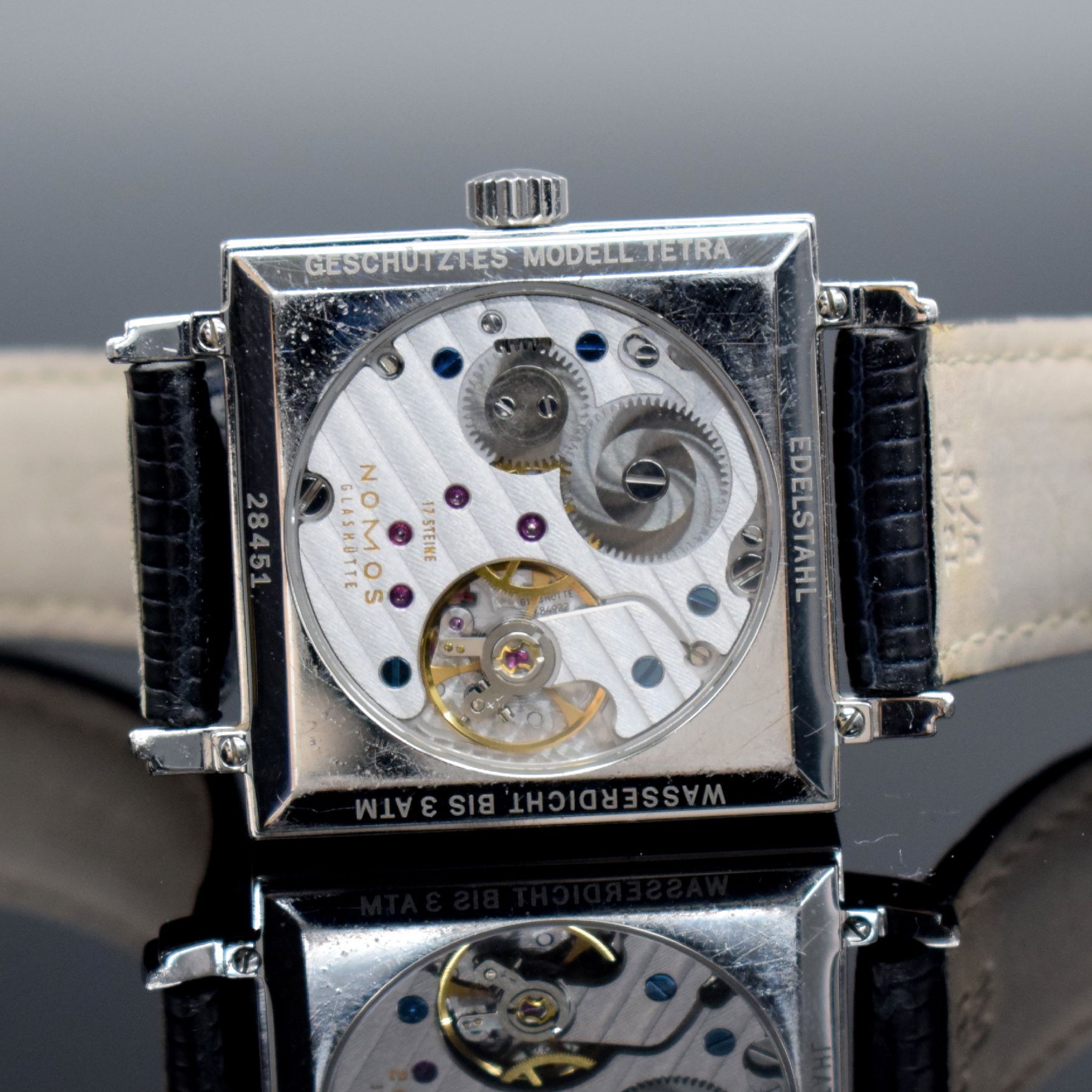 Detail d: NOMOS Tetra Armbanduhr in Edelstahl, Deutschland um 2005, Handaufzug, beids. vergl. Geh., Boden 4-fach verschr., Zifferbl. in zart rosa, silb. ...