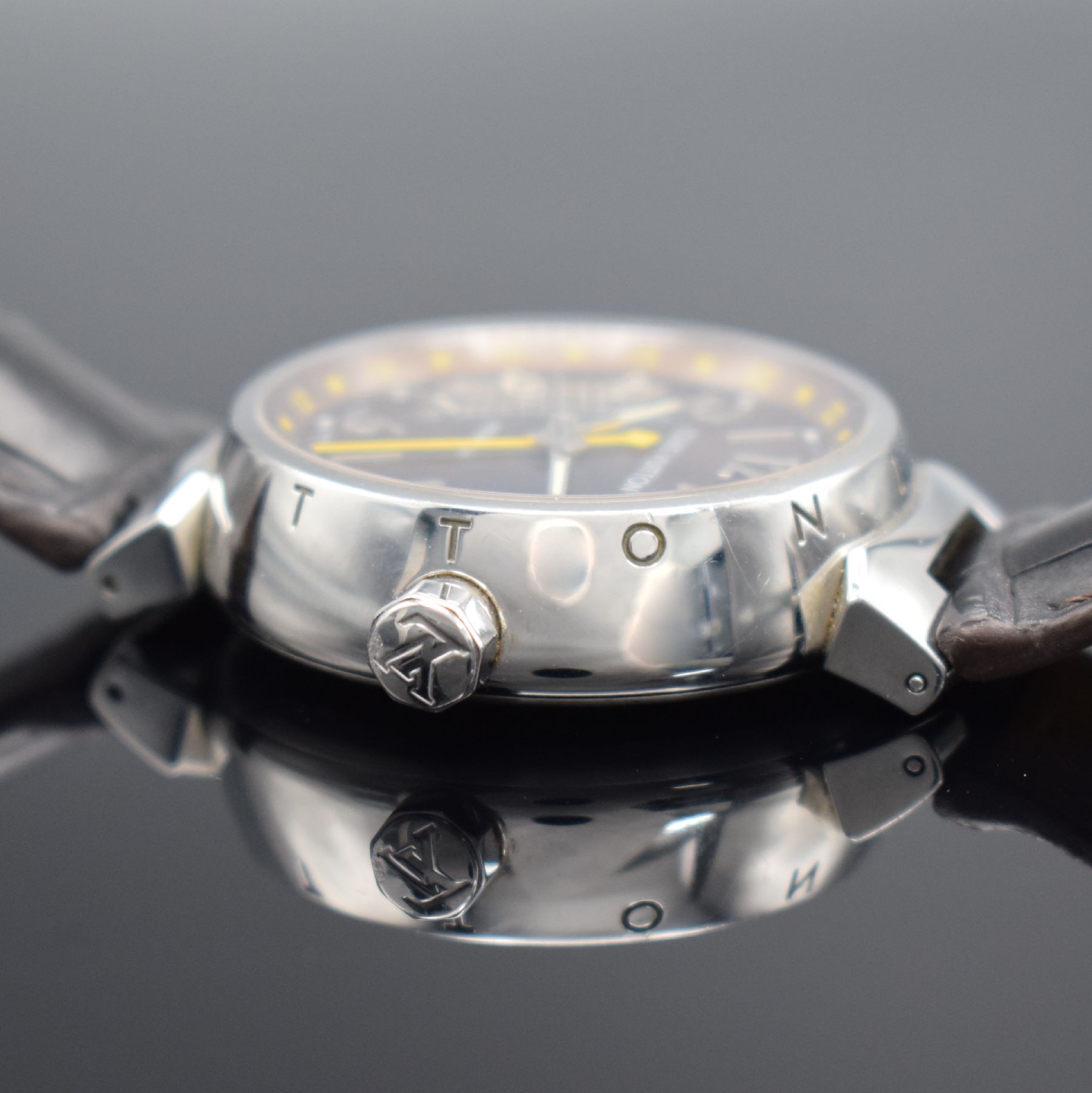 Detail c: LOUIS VUITTON Tambour GMT Herrenarmbanduhr mit 2.-Zeitzone & Datum Referenz Q1131, Schweizum 2005, Automatik, Edelstahlgeh., Boden 6- fach verschr., ...