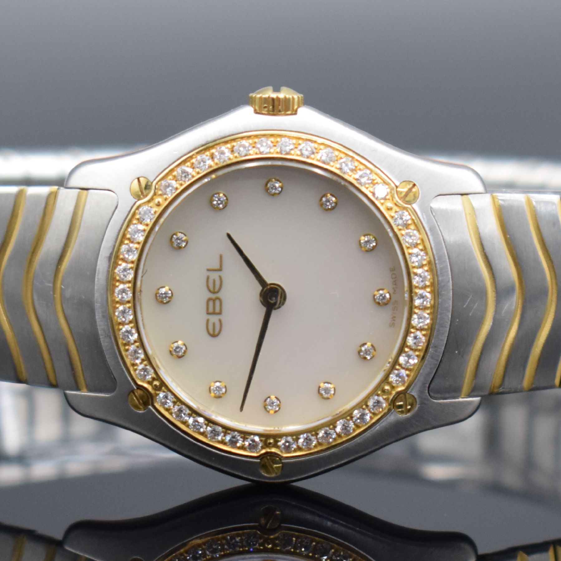 Detail a: EBEL Classic Damenarmbanduhr mit Diamanten in Edelstahl & Gold, Schweiz um 2015, quarz, Ref. E1256F2S, Stülpgehäuse, Gold-Lünette & ...