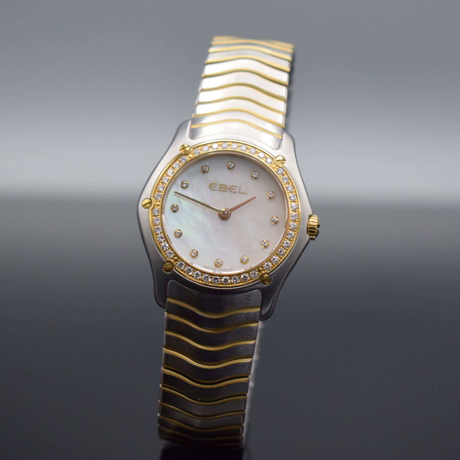Detail b: EBEL Classic Damenarmbanduhr mit Diamanten in Edelstahl & Gold, Schweiz um 2015, quarz, Ref. E1256F2S, Stülpgehäuse, Gold-Lünette & ...