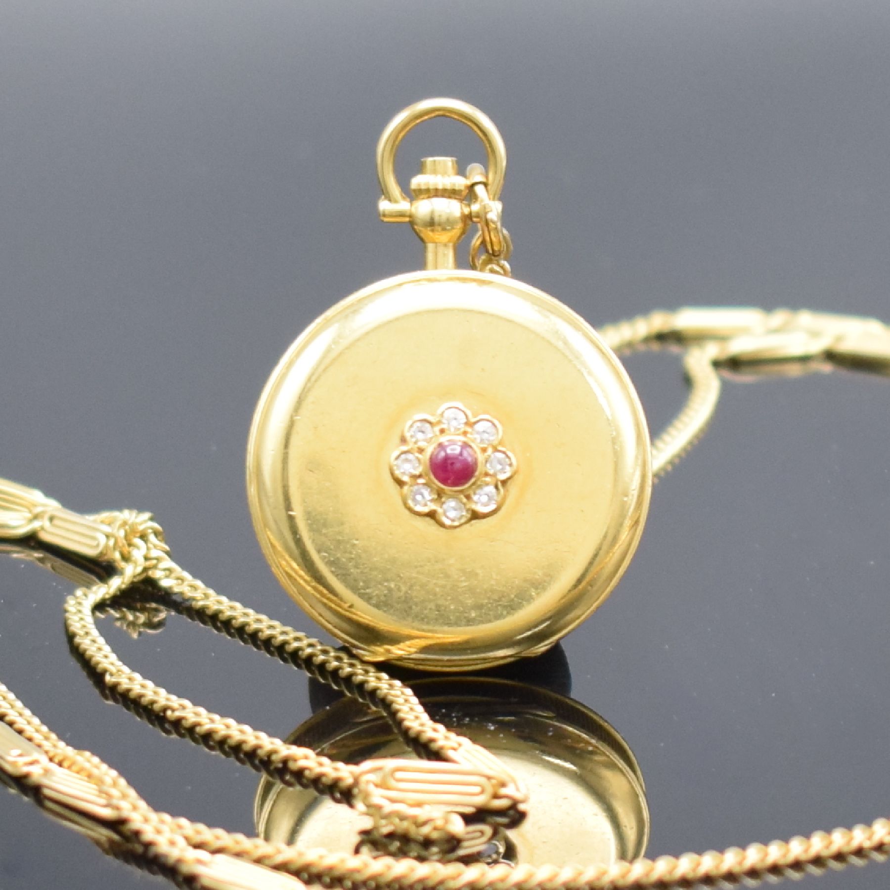 Detail a: CHOPARD Damentaschenuhr in GG 750/000 mit Kette in GG 585/000, Schweiz um 1985, Handaufzug, Stülpgeh., Sprungdeckel im Zentrum m. Rubincabochon & ...