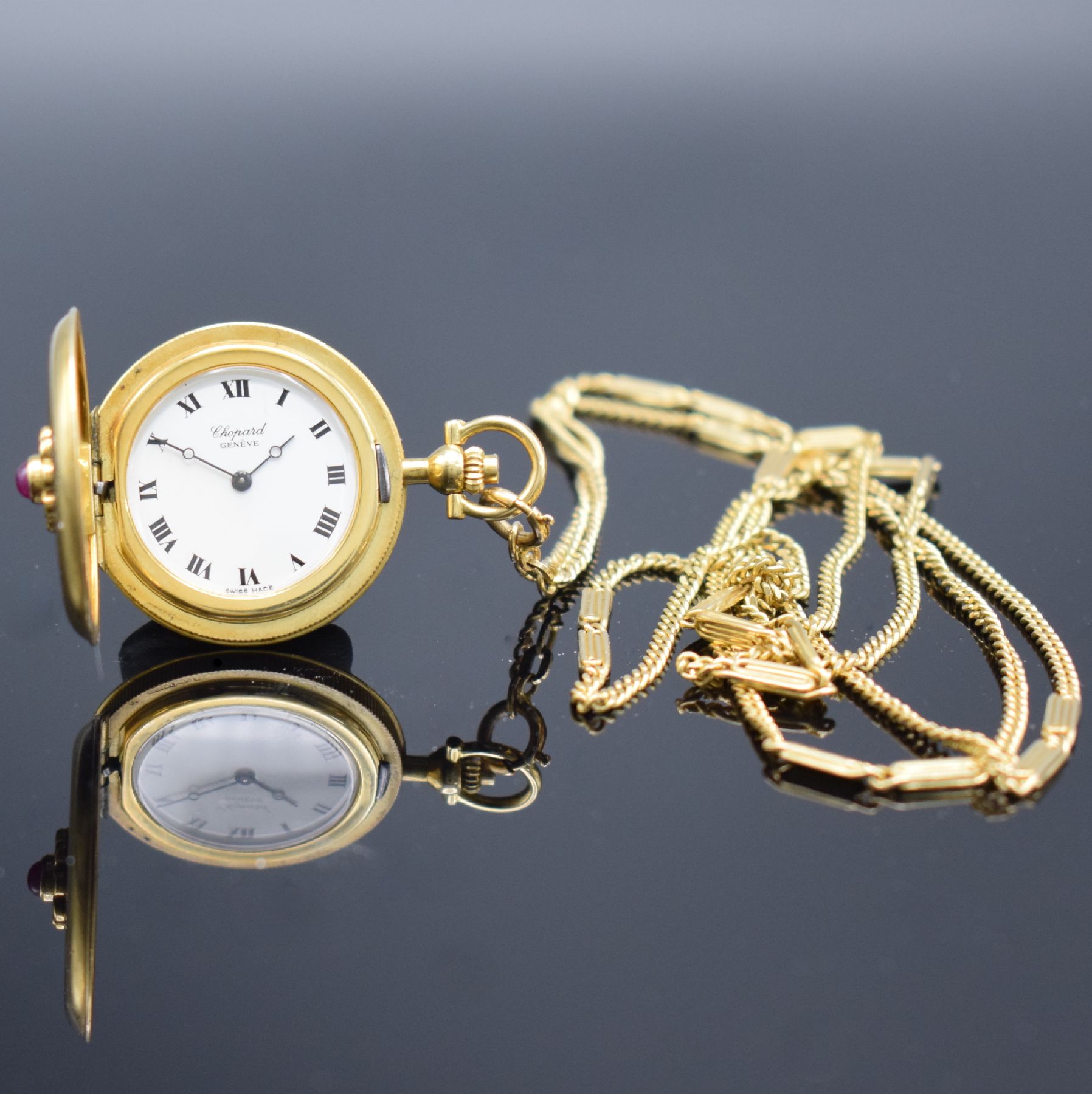Detail b: CHOPARD Damentaschenuhr in GG 750/000 mit Kette in GG 585/000, Schweiz um 1985, Handaufzug, Stülpgeh., Sprungdeckel im Zentrum m. Rubincabochon & ...