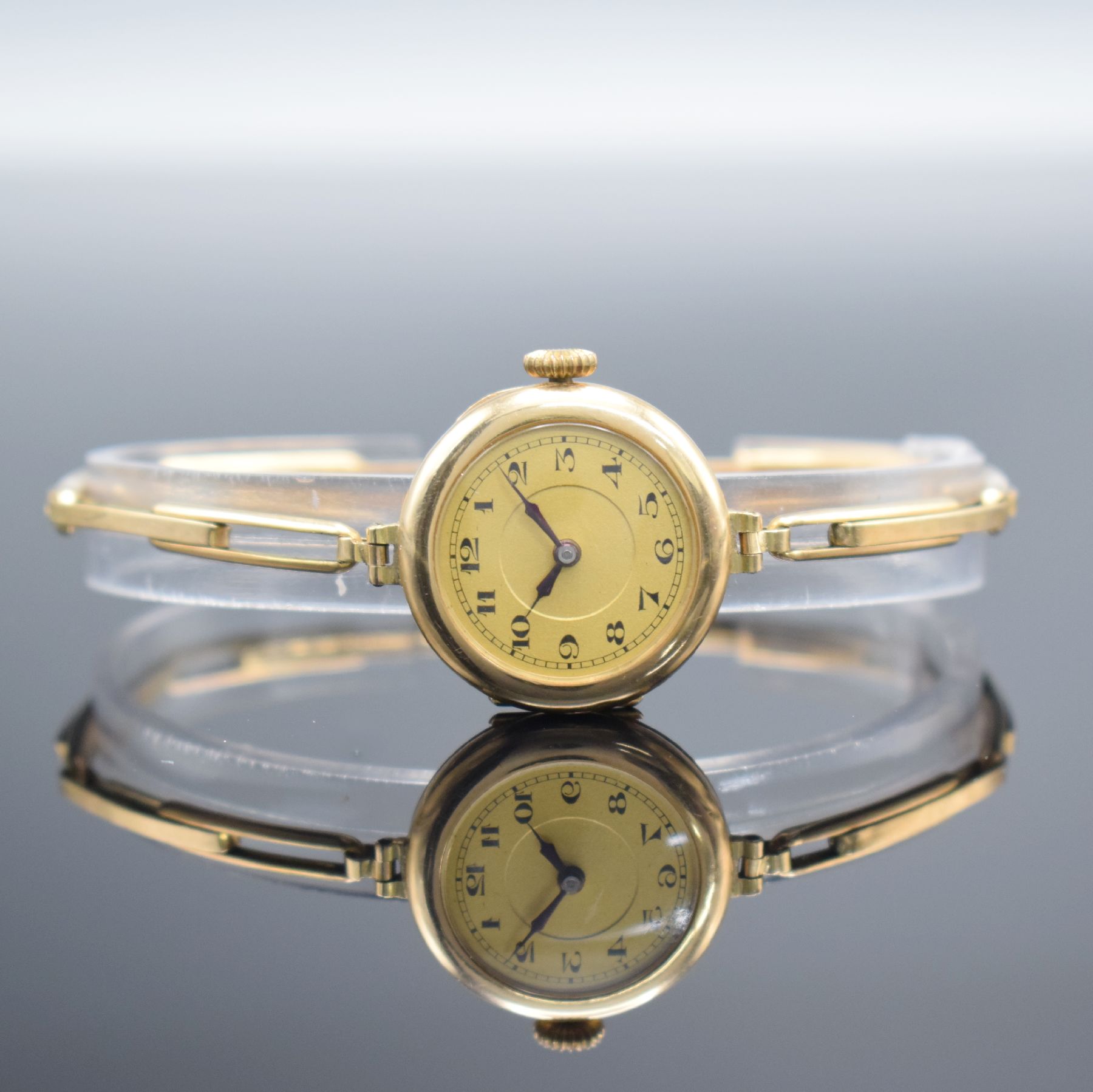 Damenarmbanduhr in RoseG 585/000, Handaufzug, Schweiz um 1935, 3-teil. Geh., Scharnierboden, Glasrand aufgedr., Zuggliederband m. Kastenschl. & ...