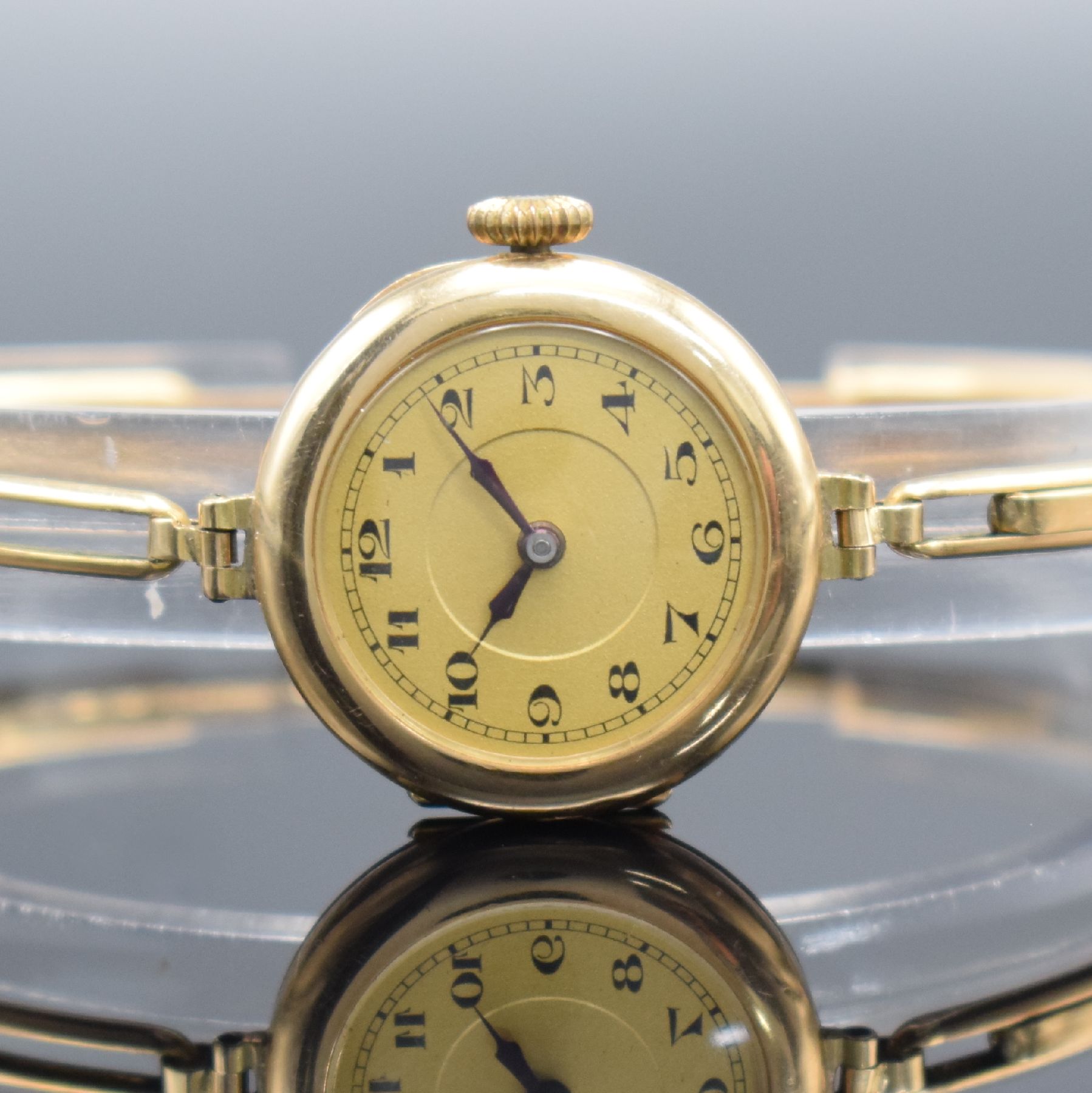 Detail a: Damenarmbanduhr in RoseG 585/000, Handaufzug, Schweiz um 1935, 3-teil. Geh., Scharnierboden, Glasrand aufgedr., Zuggliederband m. Kastenschl. & ...