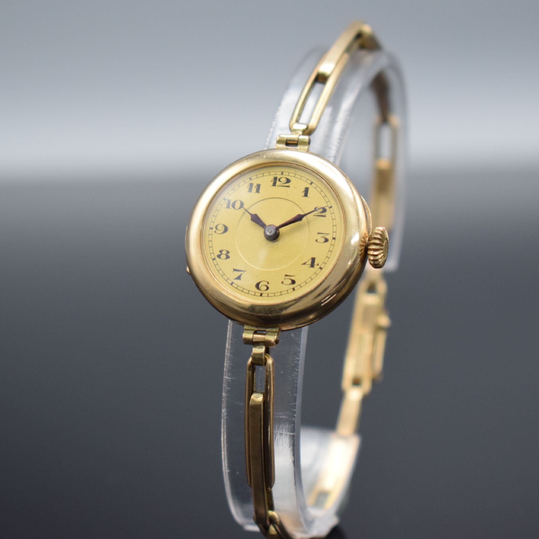 Detail b: Damenarmbanduhr in RoseG 585/000, Handaufzug, Schweiz um 1935, 3-teil. Geh., Scharnierboden, Glasrand aufgedr., Zuggliederband m. Kastenschl. & ...