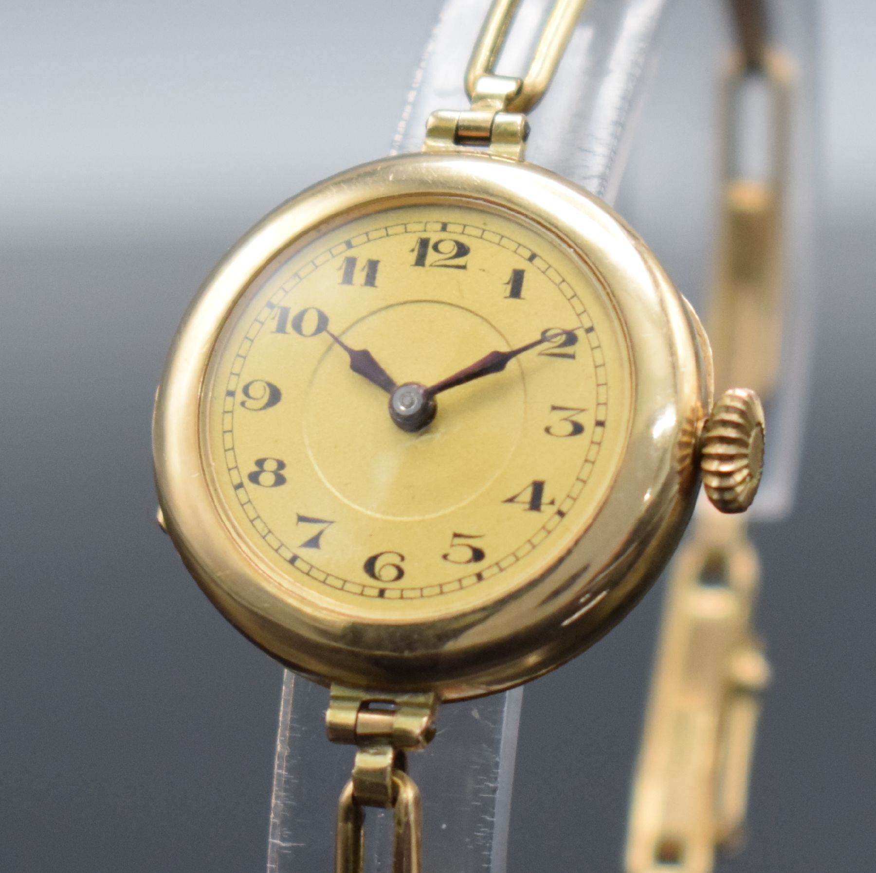 Detail c: Damenarmbanduhr in RoseG 585/000, Handaufzug, Schweiz um 1935, 3-teil. Geh., Scharnierboden, Glasrand aufgedr., Zuggliederband m. Kastenschl. & ...