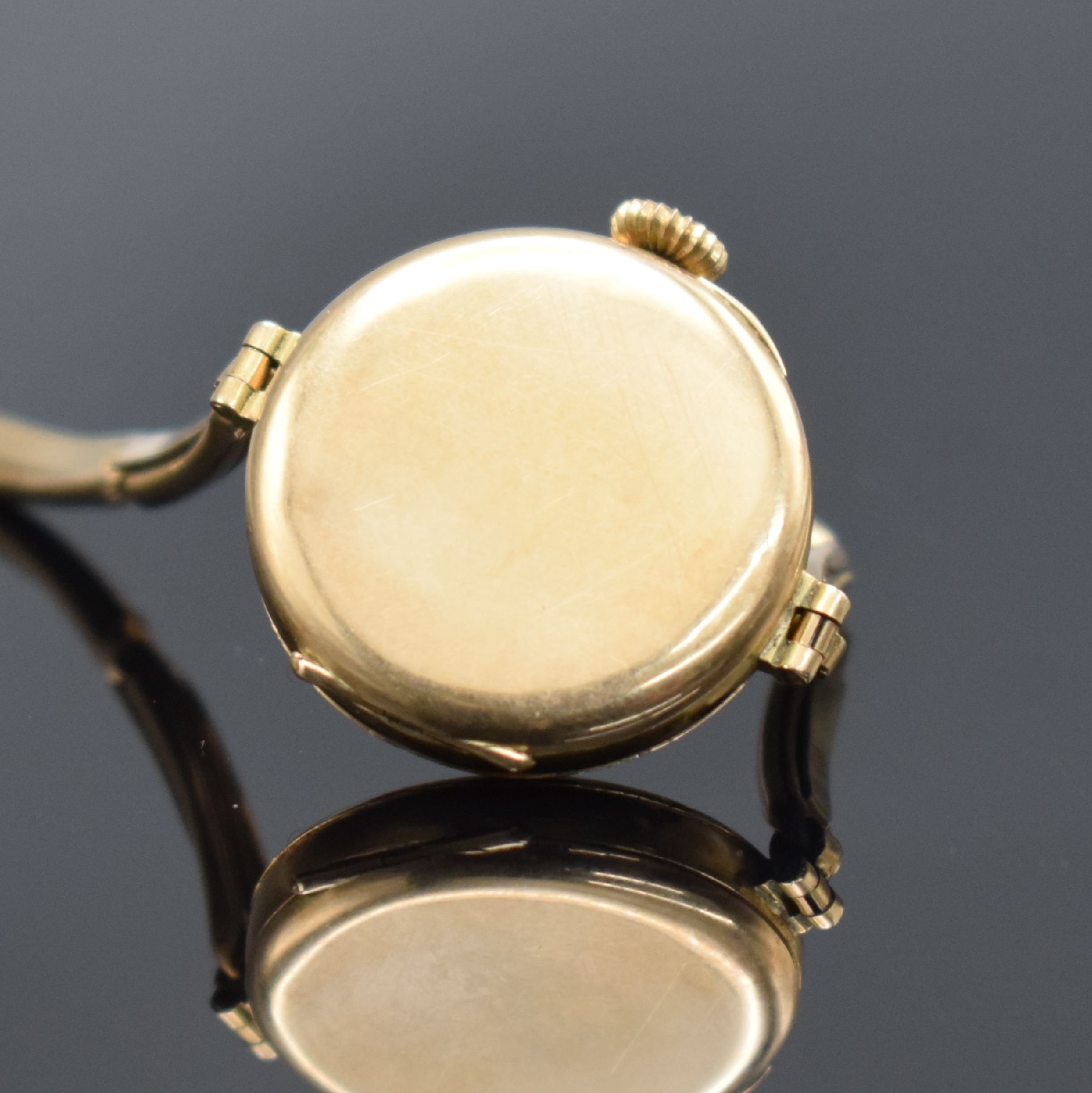 Detail d: Damenarmbanduhr in RoseG 585/000, Handaufzug, Schweiz um 1935, 3-teil. Geh., Scharnierboden, Glasrand aufgedr., Zuggliederband m. Kastenschl. & ...