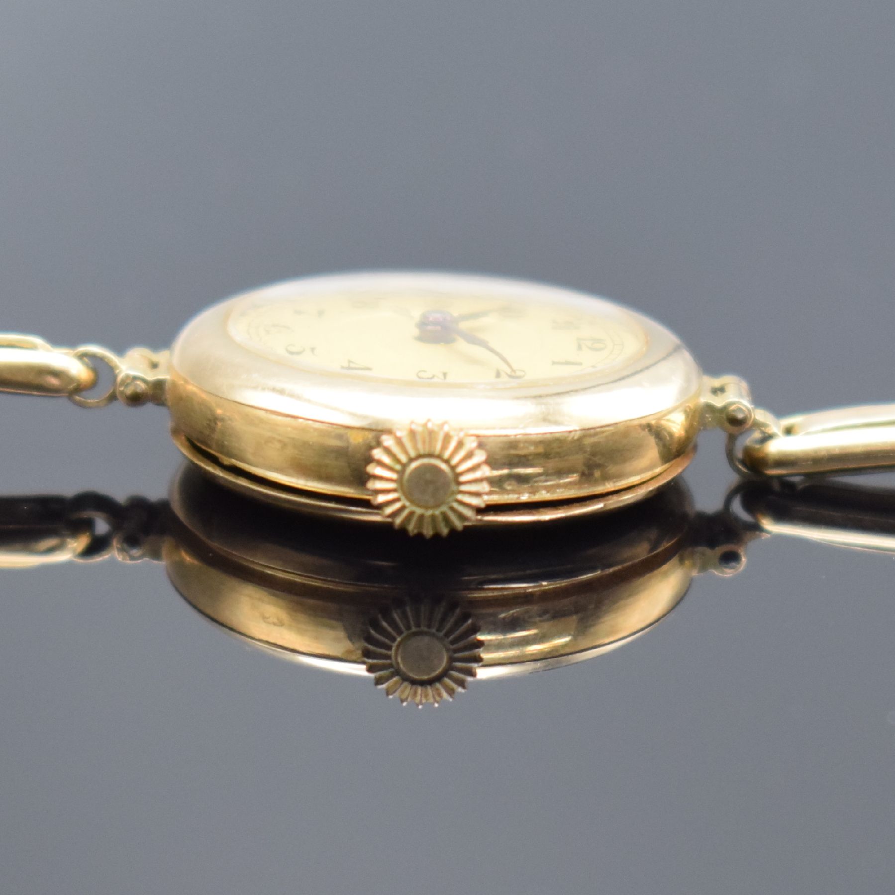 Detail e: Damenarmbanduhr in RoseG 585/000, Handaufzug, Schweiz um 1935, 3-teil. Geh., Scharnierboden, Glasrand aufgedr., Zuggliederband m. Kastenschl. & ...