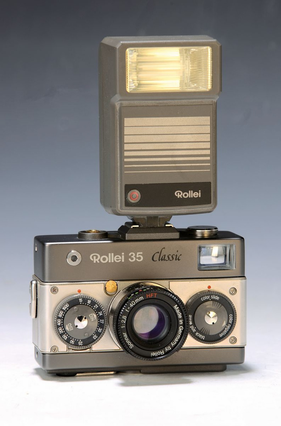 Rollei 35 classic Kleinbildkamera, Serie Classic Titan, Seriennummer 7104363, Objektiv Sonnar 1:2.8 f=40mm, Aufsteckblitz 20 REB, mit ...