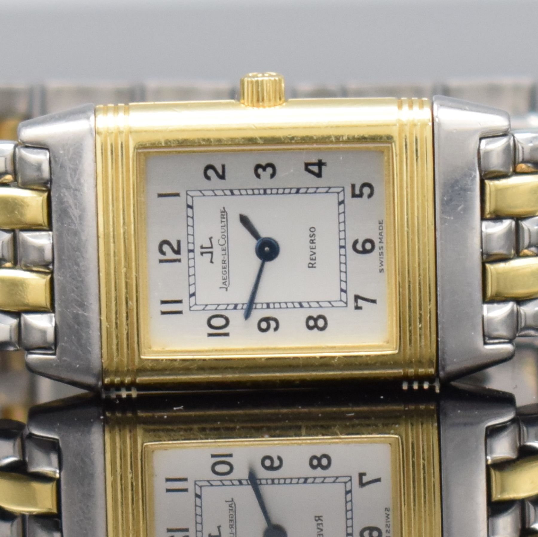 Detail a: Jaeger-LeCoultre Reverso Damenarmbanduhr in Edelstahl & GG 750/000 Referenz 260.5.08, Schweiz um 1995, quarz, Wendegehäuse m. Inhaber-Monogramm, ...