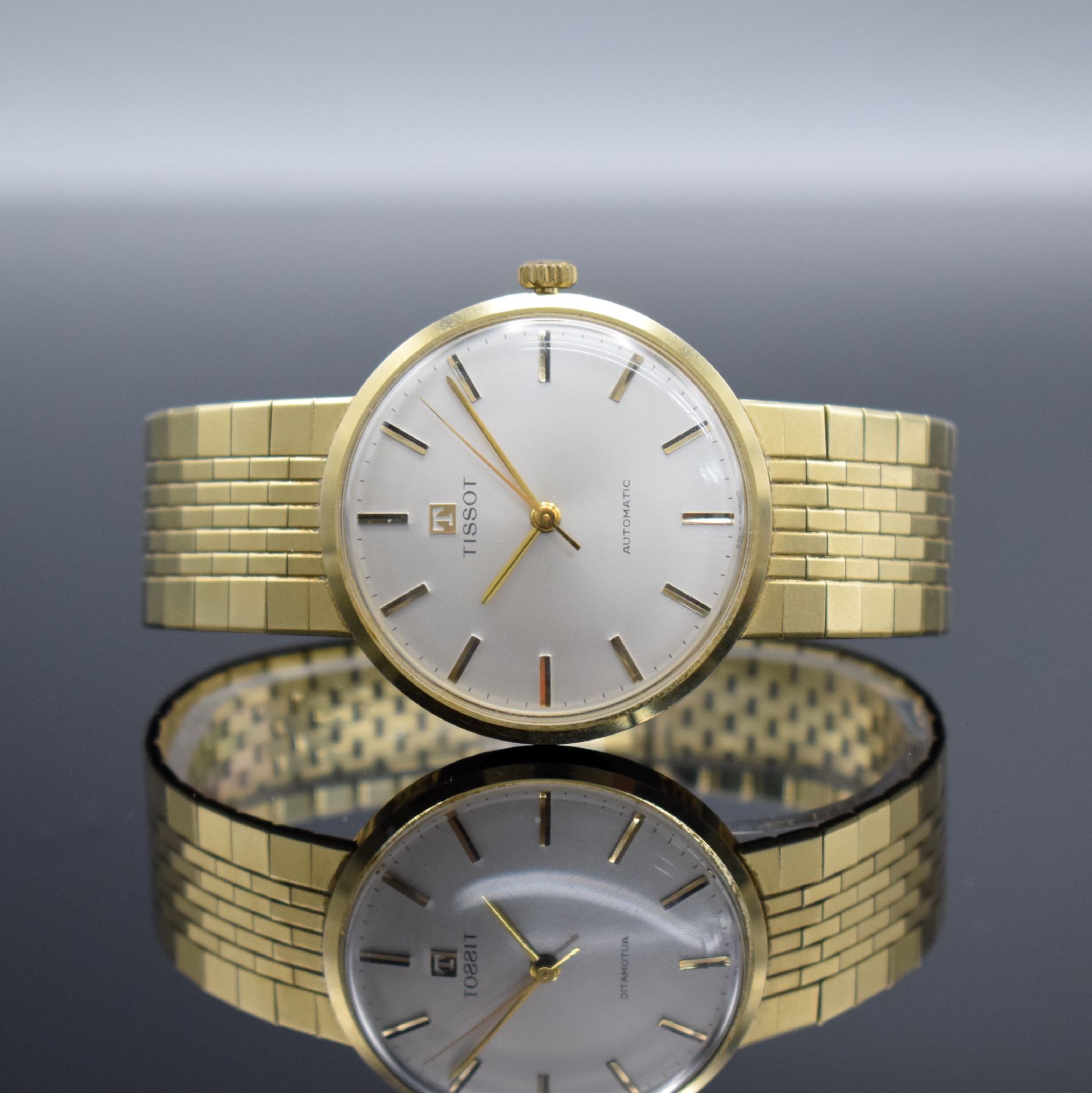 TISSOT Herrenarmbanduhr in GG 585/000, Schweiz um 1965, Automatik, 2-teil. Geh., Boden aufgedr., orig. GG 585/000 Band, silb. Zifferbl. m. aufges. ...