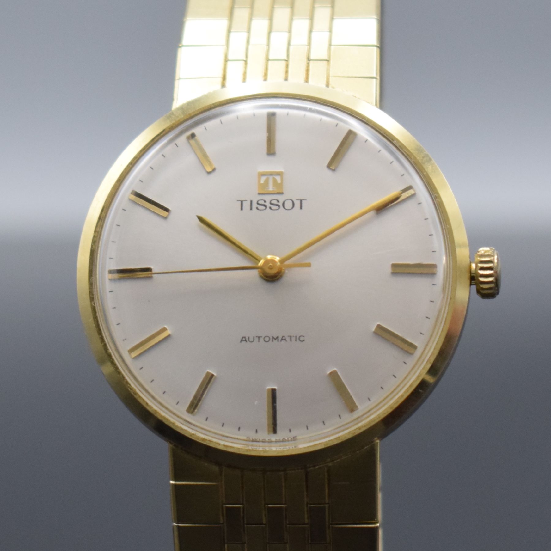 Detail c: TISSOT Herrenarmbanduhr in GG 585/000, Schweiz um 1965, Automatik, 2-teil. Geh., Boden aufgedr., orig. GG 585/000 Band, silb. Zifferbl. m. aufges. ...
