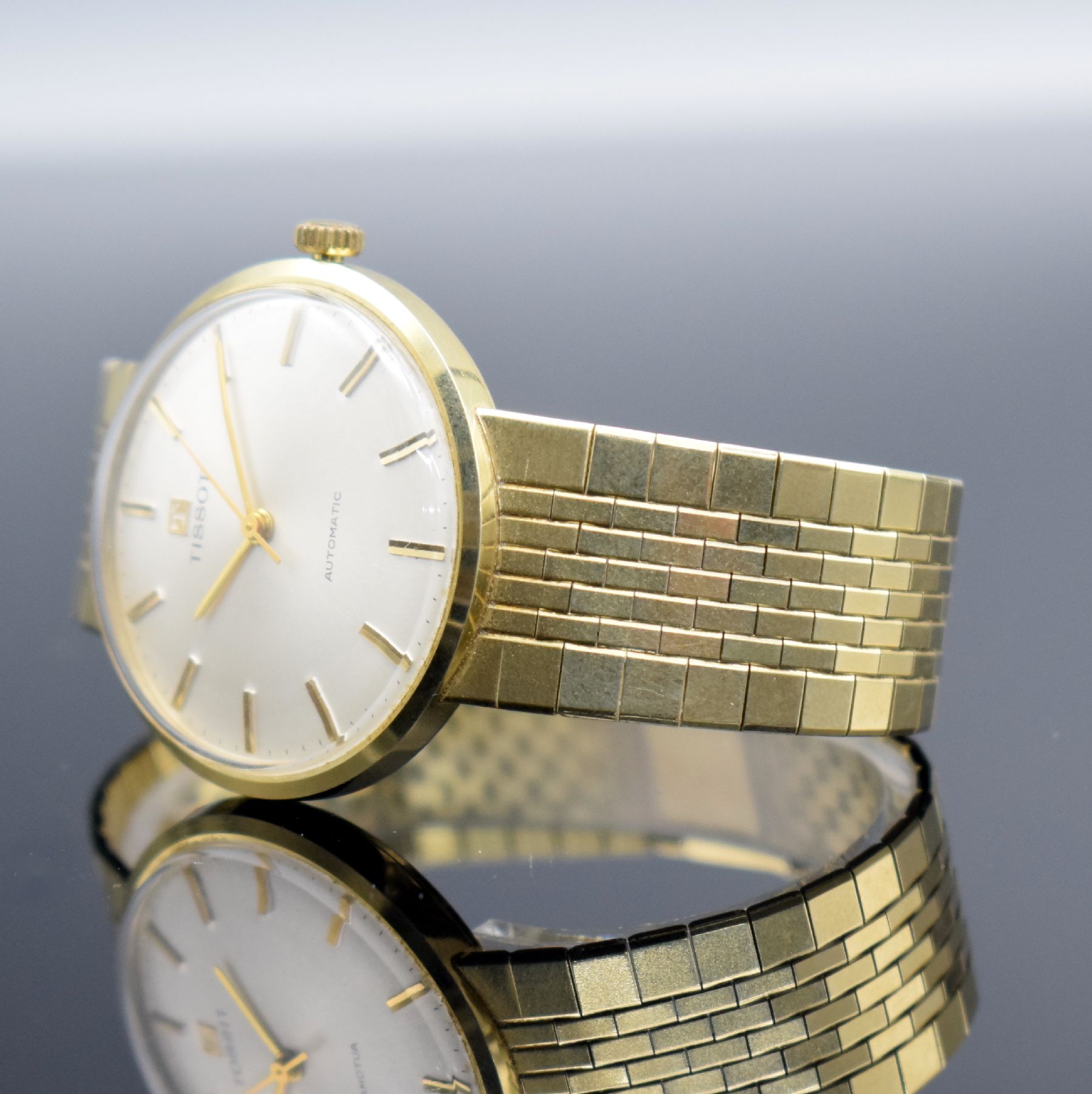 Detail d: TISSOT Herrenarmbanduhr in GG 585/000, Schweiz um 1965, Automatik, 2-teil. Geh., Boden aufgedr., orig. GG 585/000 Band, silb. Zifferbl. m. aufges. ...