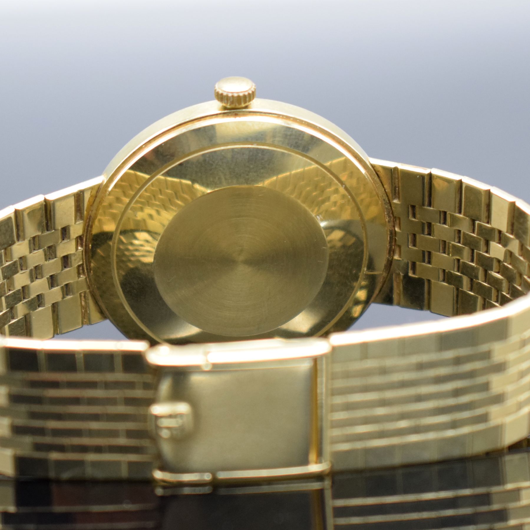Detail e: TISSOT Herrenarmbanduhr in GG 585/000, Schweiz um 1965, Automatik, 2-teil. Geh., Boden aufgedr., orig. GG 585/000 Band, silb. Zifferbl. m. aufges. ...