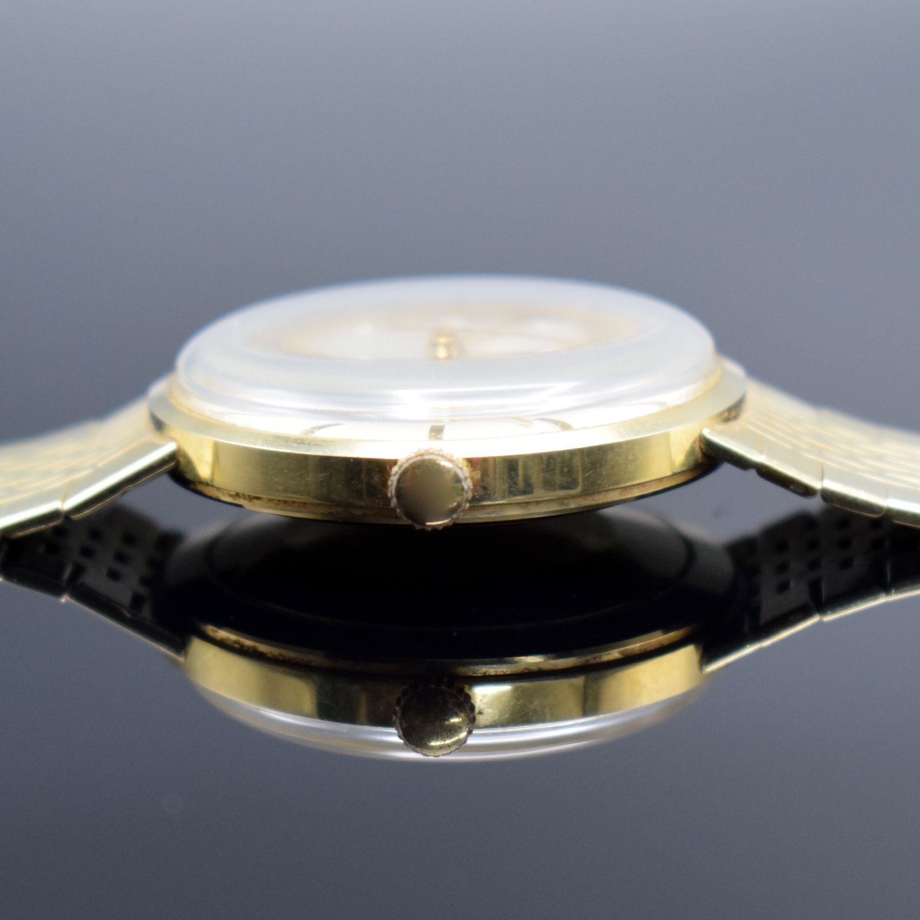 Detail g: TISSOT Herrenarmbanduhr in GG 585/000, Schweiz um 1965, Automatik, 2-teil. Geh., Boden aufgedr., orig. GG 585/000 Band, silb. Zifferbl. m. aufges. ...