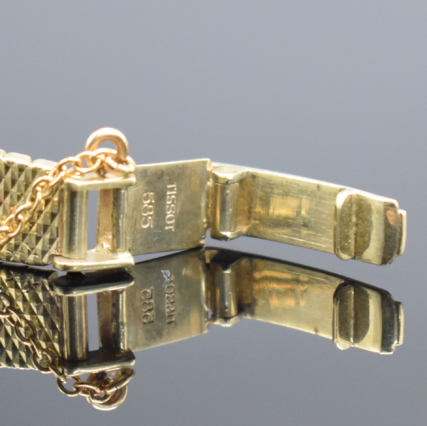 Detail e: TISSOT Damenarmbanduhr in GG 585/000 mit GG 585/000 Goldband, Schweiz um 1960, Handaufzug, 2-teil. Geh., Boden aufgedr., orig. Milanaiseband, verg. ...