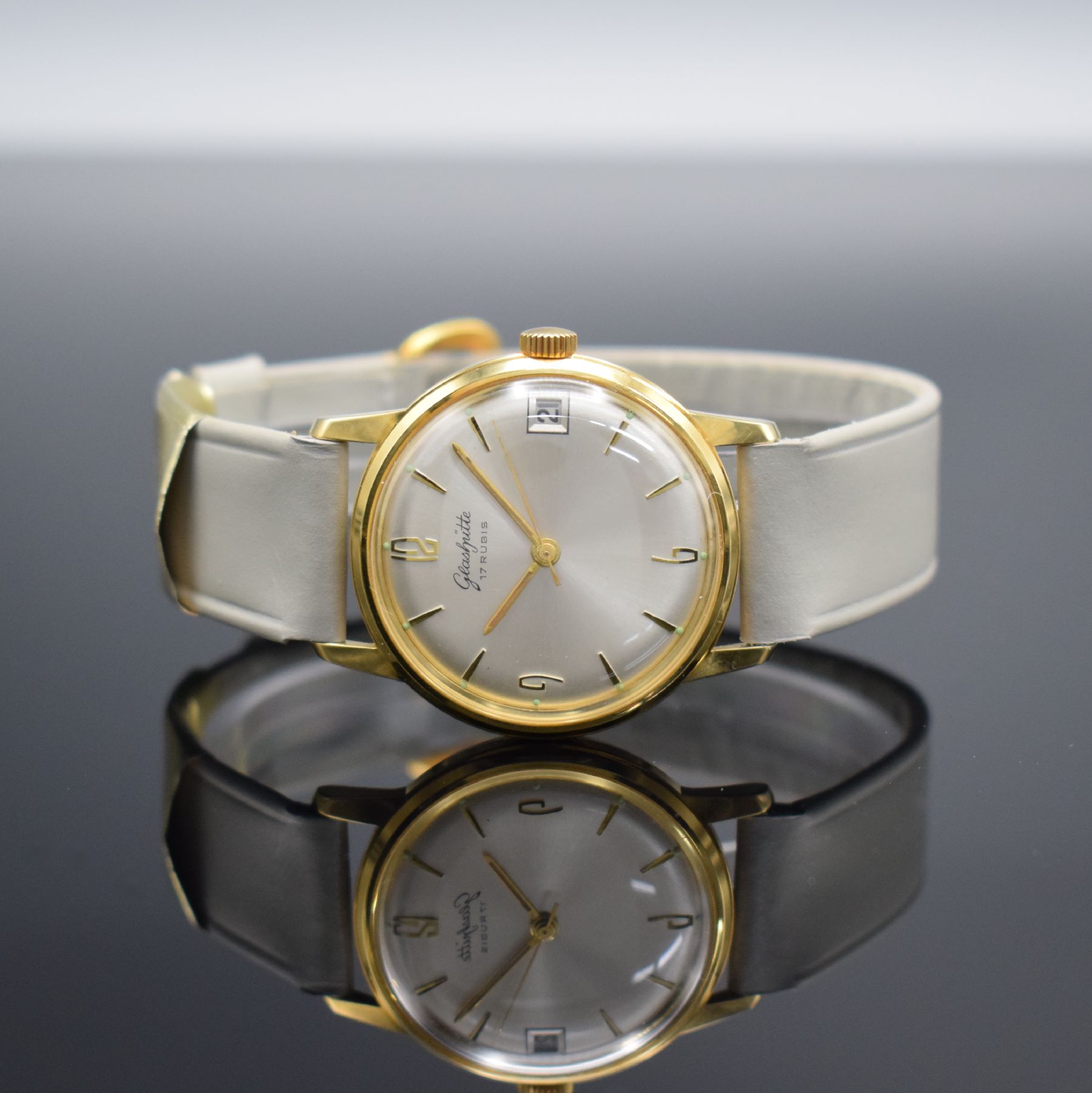 GLASHÜTTE Kaliber 69.1 neuwertige Armbanduhr mit original Box & Papier, DDR um 1965, Handaufzug, verg. Geh. m. gedr. Stahlboden, silb. Zifferbl., ...
