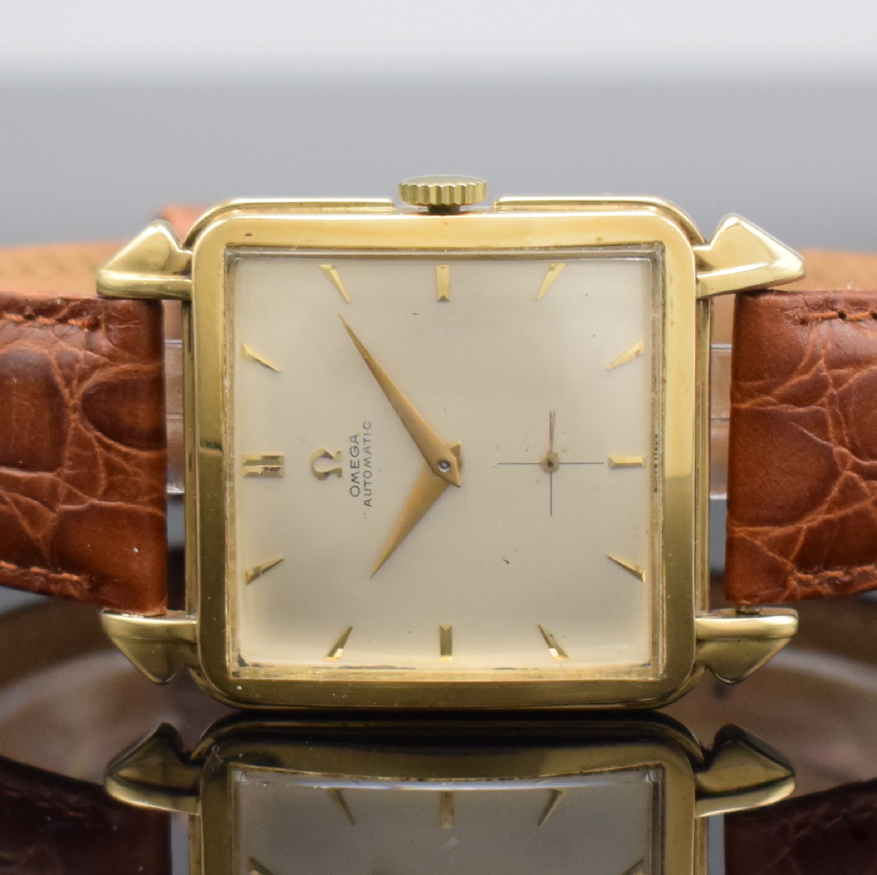 Detail a: OMEGA Referenz 3903 quadratische Armbanduhr mit Hammerautomatik in GG 585/000, Schweiz um 1950, gedr. Geh., silb. Zifferbl. fl., aufges. gold. ...