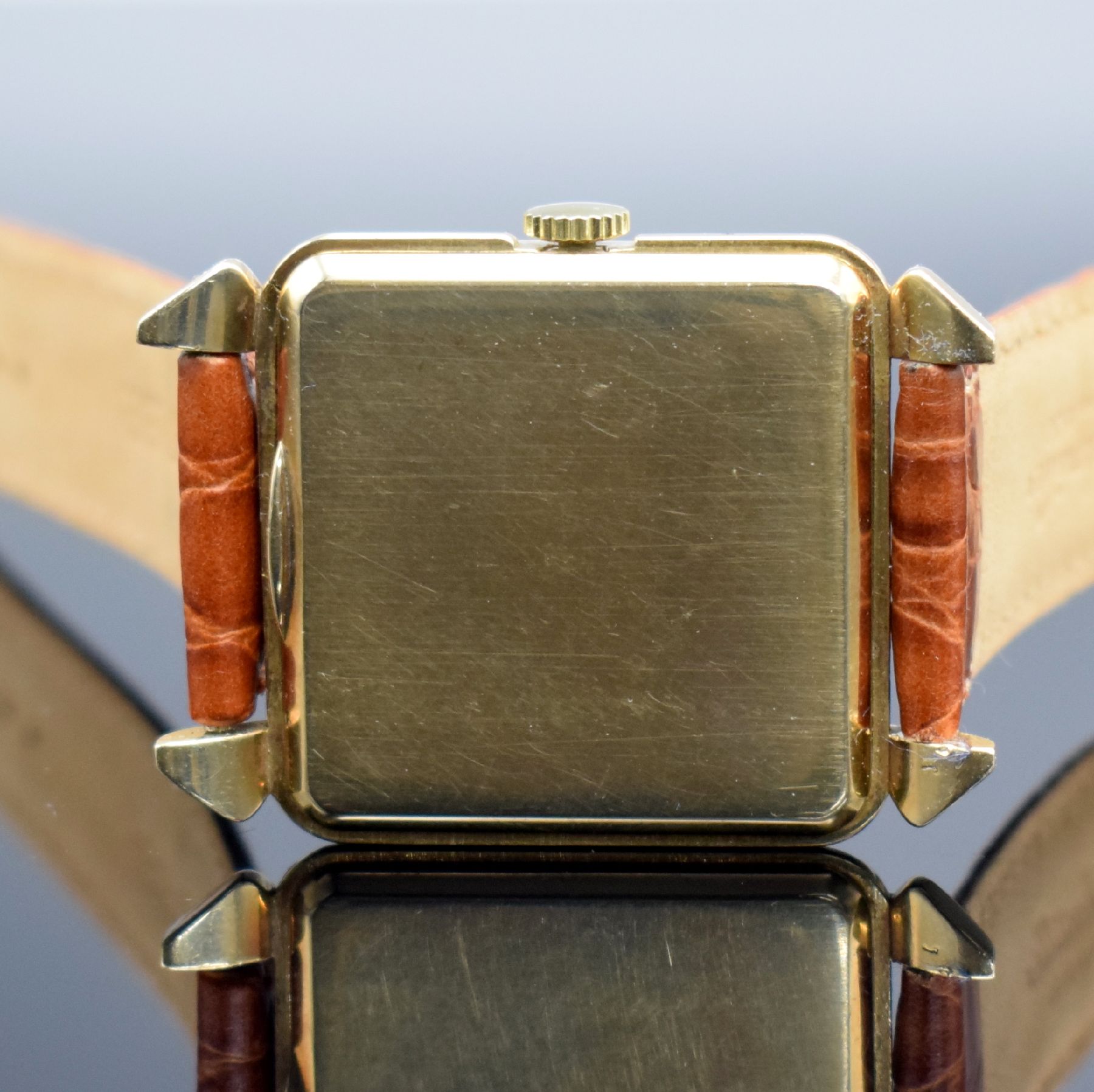 Detail d: OMEGA Referenz 3903 quadratische Armbanduhr mit Hammerautomatik in GG 585/000, Schweiz um 1950, gedr. Geh., silb. Zifferbl. fl., aufges. gold. ...