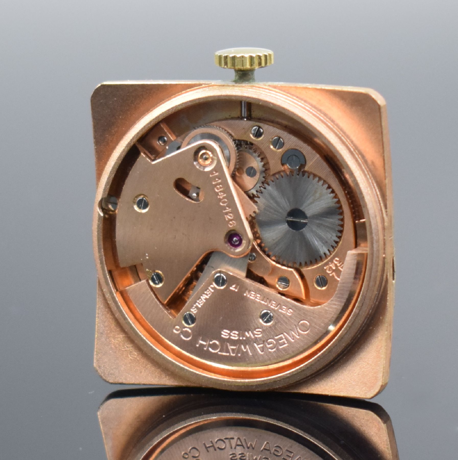 Detail i: OMEGA Referenz 3903 quadratische Armbanduhr mit Hammerautomatik in GG 585/000, Schweiz um 1950, gedr. Geh., silb. Zifferbl. fl., aufges. gold. ...