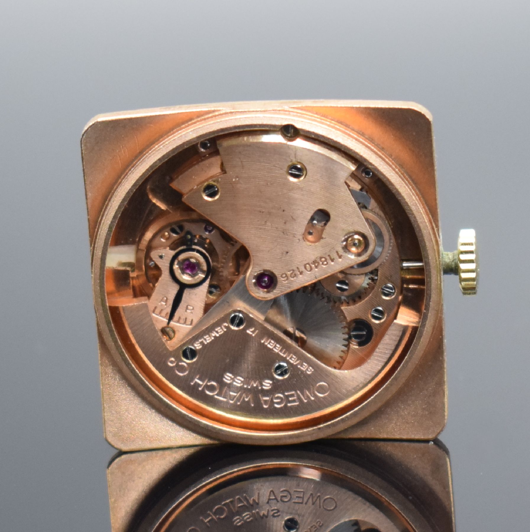 Detail j: OMEGA Referenz 3903 quadratische Armbanduhr mit Hammerautomatik in GG 585/000, Schweiz um 1950, gedr. Geh., silb. Zifferbl. fl., aufges. gold. ...
