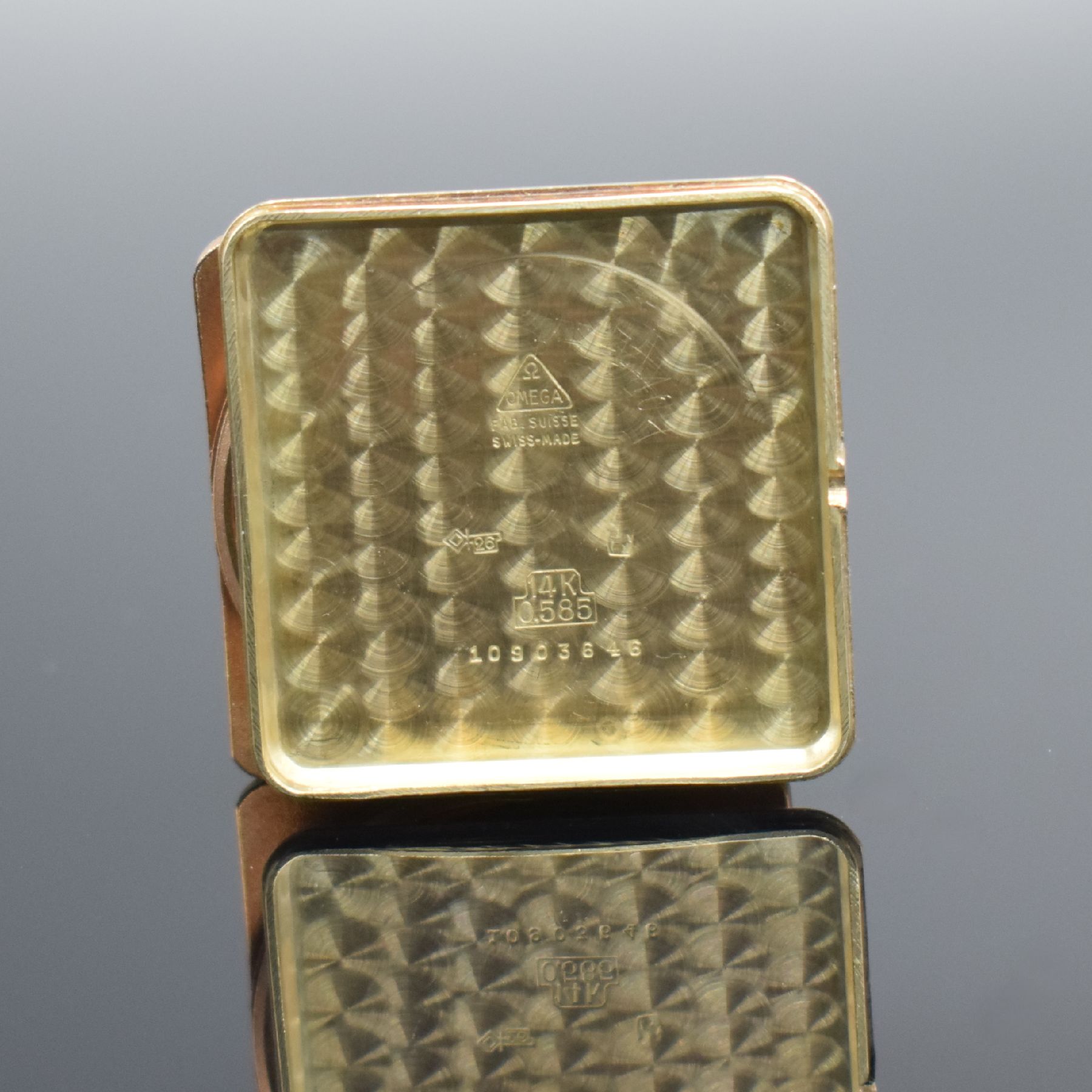 Detail k: OMEGA Referenz 3903 quadratische Armbanduhr mit Hammerautomatik in GG 585/000, Schweiz um 1950, gedr. Geh., silb. Zifferbl. fl., aufges. gold. ...