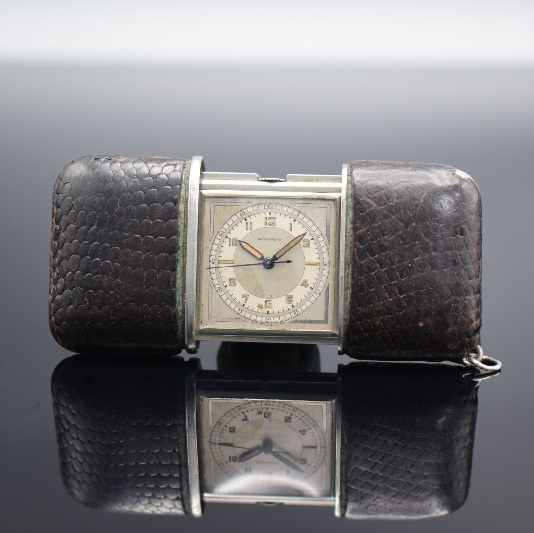 MOVADO Ermeto Reiseührchen mit Zentralsekunde, Schweiz um 1945, Aufzug durch öffnen & schließen des Geh., Leder-bez. Nickelgeh. leicht besch., ...
