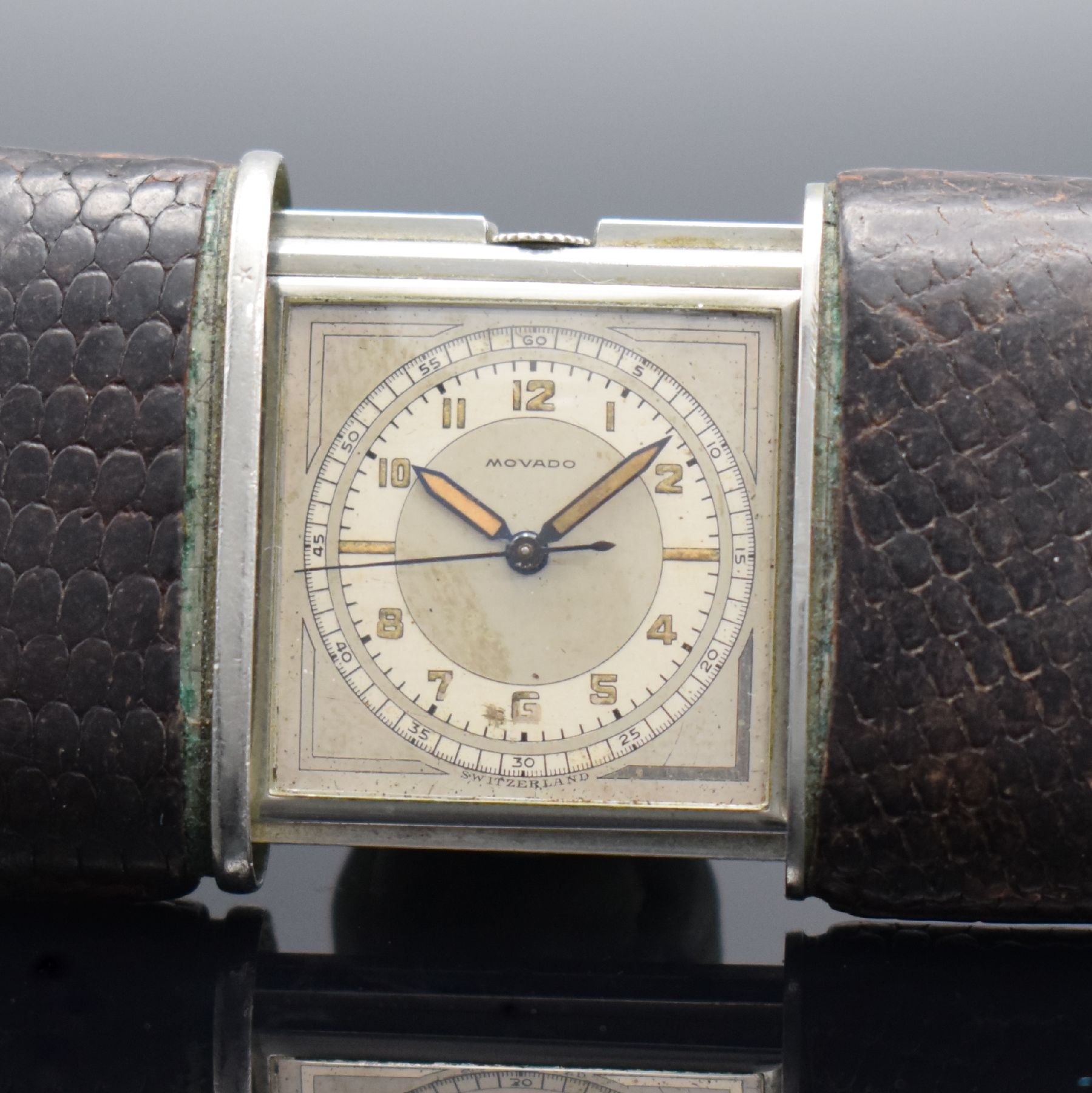 Detail a: MOVADO Ermeto Reiseührchen mit Zentralsekunde, Schweiz um 1945, Aufzug durch öffnen & schließen des Geh., Leder-bez. Nickelgeh. leicht besch., ...