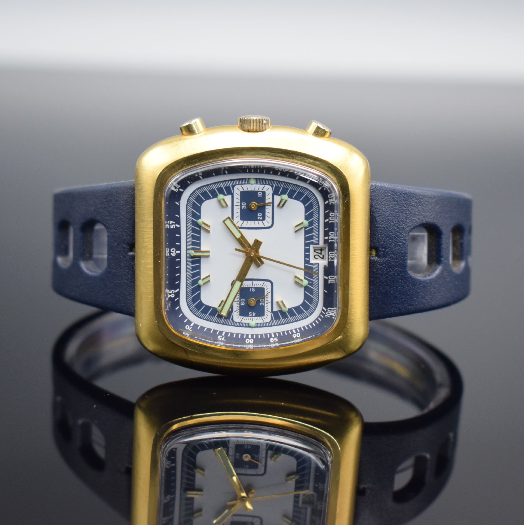 VALJOUX 7734 Herrenchronograph, Schweiz um 1975, Handaufzug, verg. Geh. m. verschr. Stahlboden, orig. Gummiband, blau/weißes Zifferbl., äußere ...