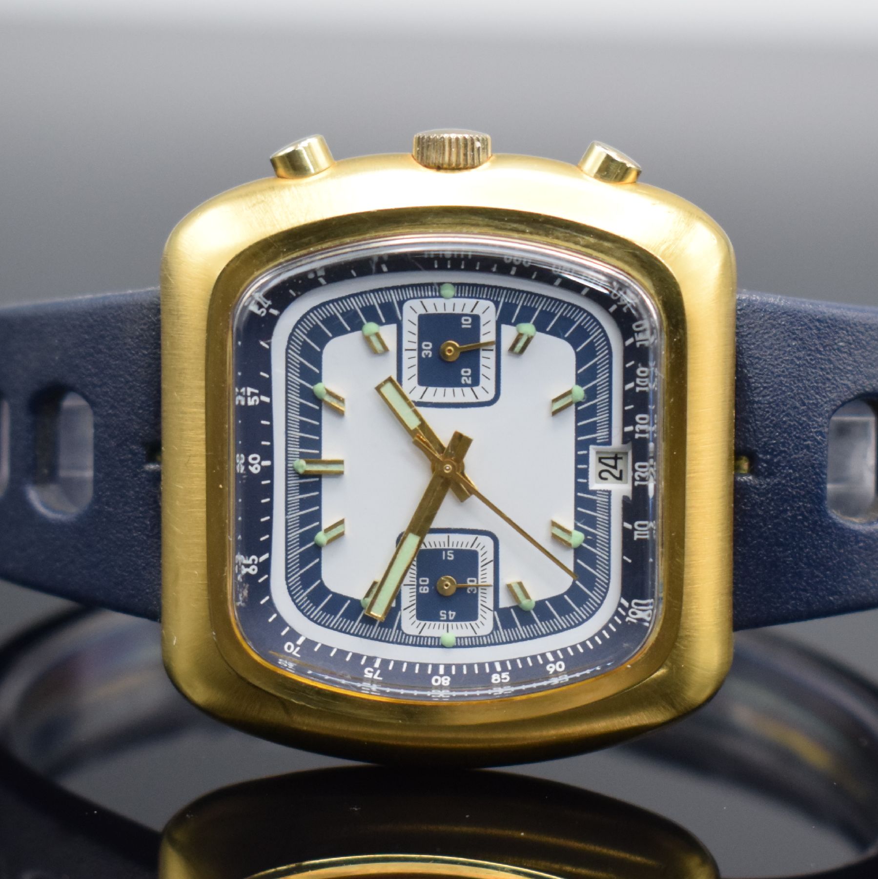 Detail a: VALJOUX 7734 Herrenchronograph, Schweiz um 1975, Handaufzug, verg. Geh. m. verschr. Stahlboden, orig. Gummiband, blau/weißes Zifferbl., äußere ...