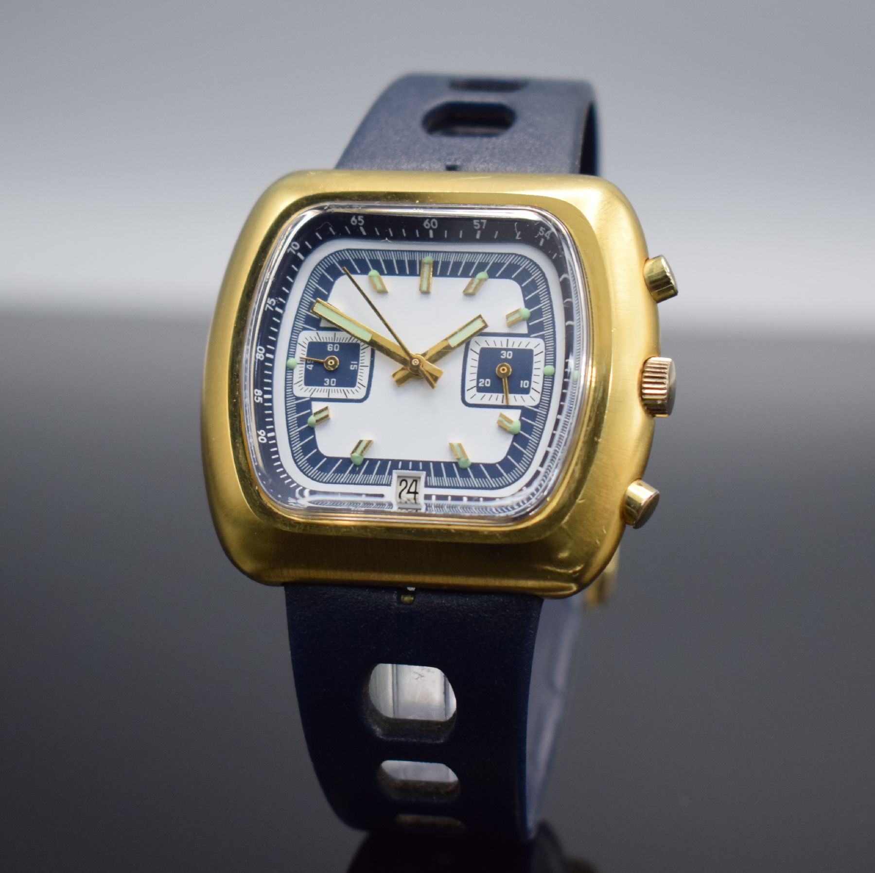 Detail b: VALJOUX 7734 Herrenchronograph, Schweiz um 1975, Handaufzug, verg. Geh. m. verschr. Stahlboden, orig. Gummiband, blau/weißes Zifferbl., äußere ...