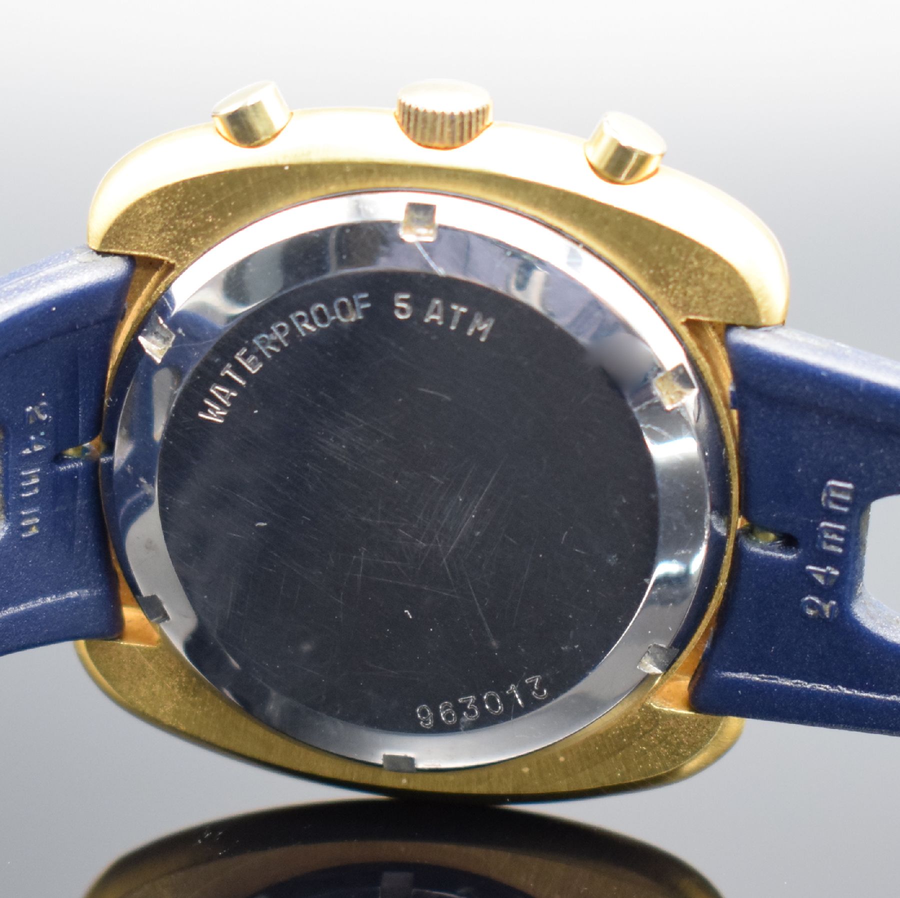 Detail e: VALJOUX 7734 Herrenchronograph, Schweiz um 1975, Handaufzug, verg. Geh. m. verschr. Stahlboden, orig. Gummiband, blau/weißes Zifferbl., äußere ...