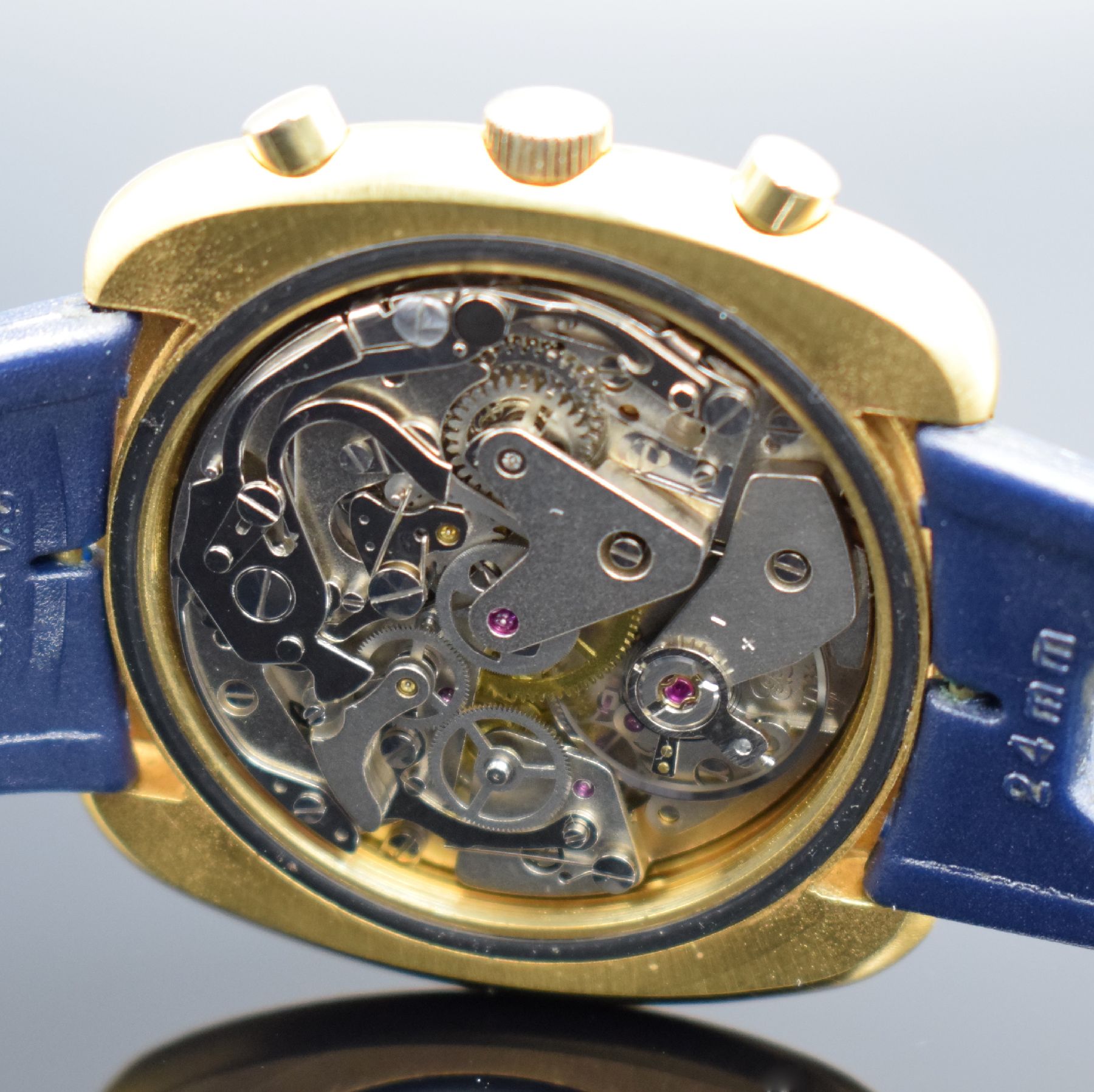 Detail f: VALJOUX 7734 Herrenchronograph, Schweiz um 1975, Handaufzug, verg. Geh. m. verschr. Stahlboden, orig. Gummiband, blau/weißes Zifferbl., äußere ...