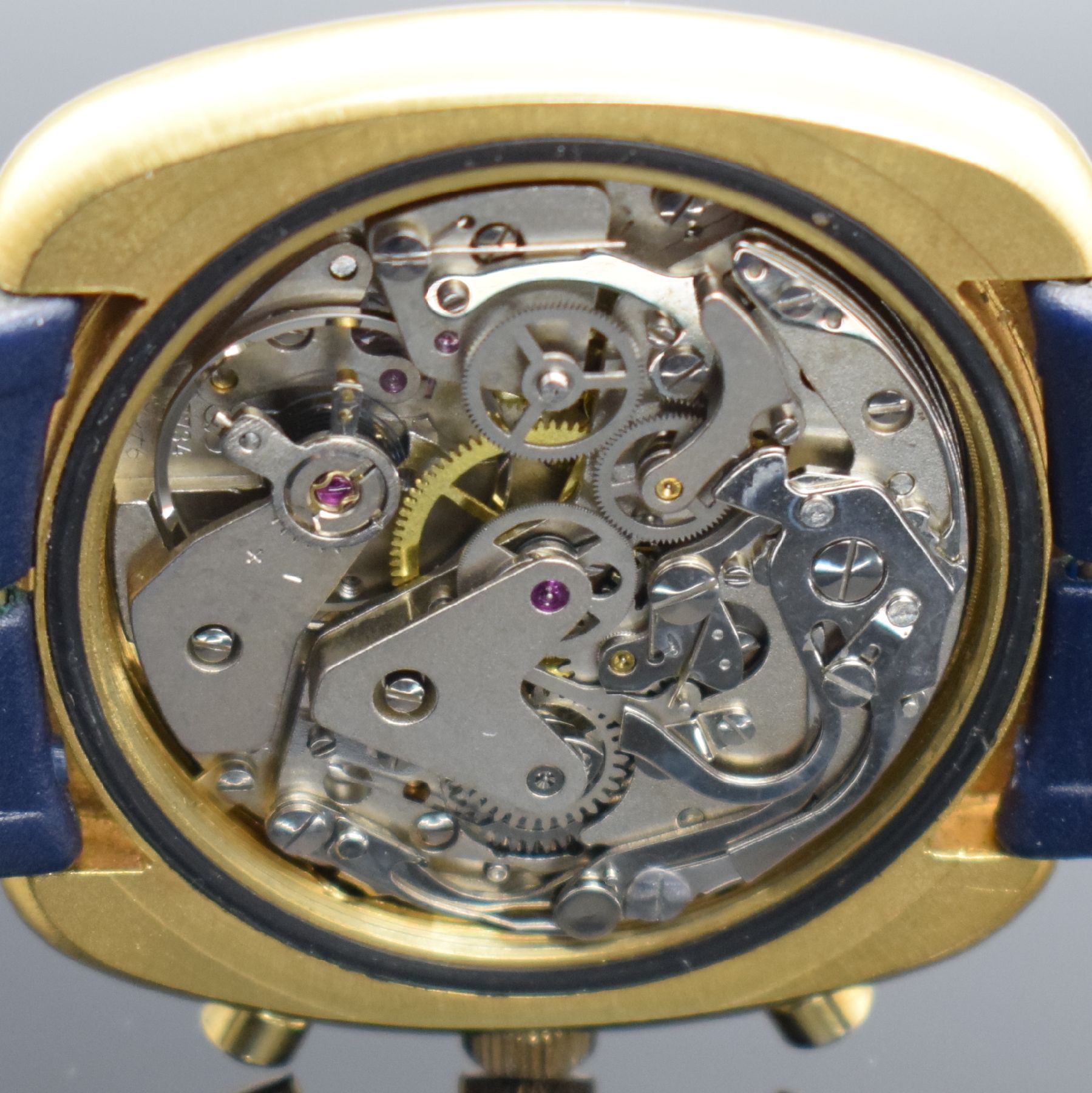 Detail g: VALJOUX 7734 Herrenchronograph, Schweiz um 1975, Handaufzug, verg. Geh. m. verschr. Stahlboden, orig. Gummiband, blau/weißes Zifferbl., äußere ...