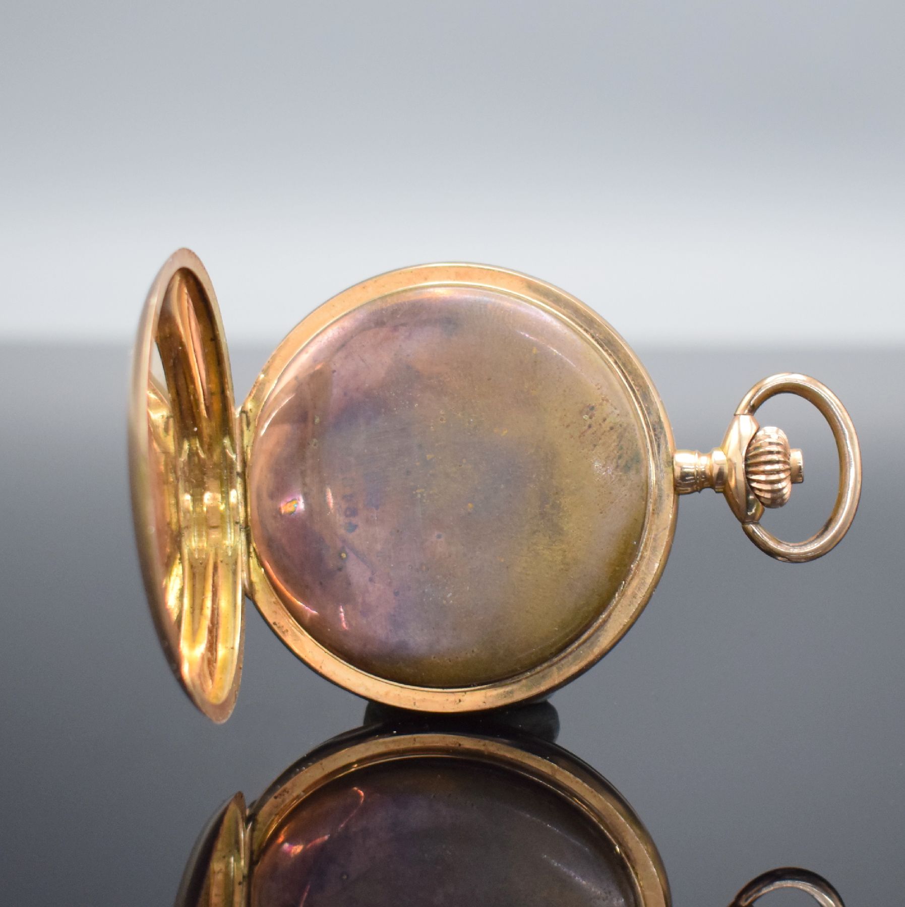 Detail e: UNION HORLOGERE Savonette in RoséG 585/000, Schweiz um 1900, guill. Geh. dell., Sprungdeckel floral grav., Metallcuvette, Emailzifferbl. m. arab. ...