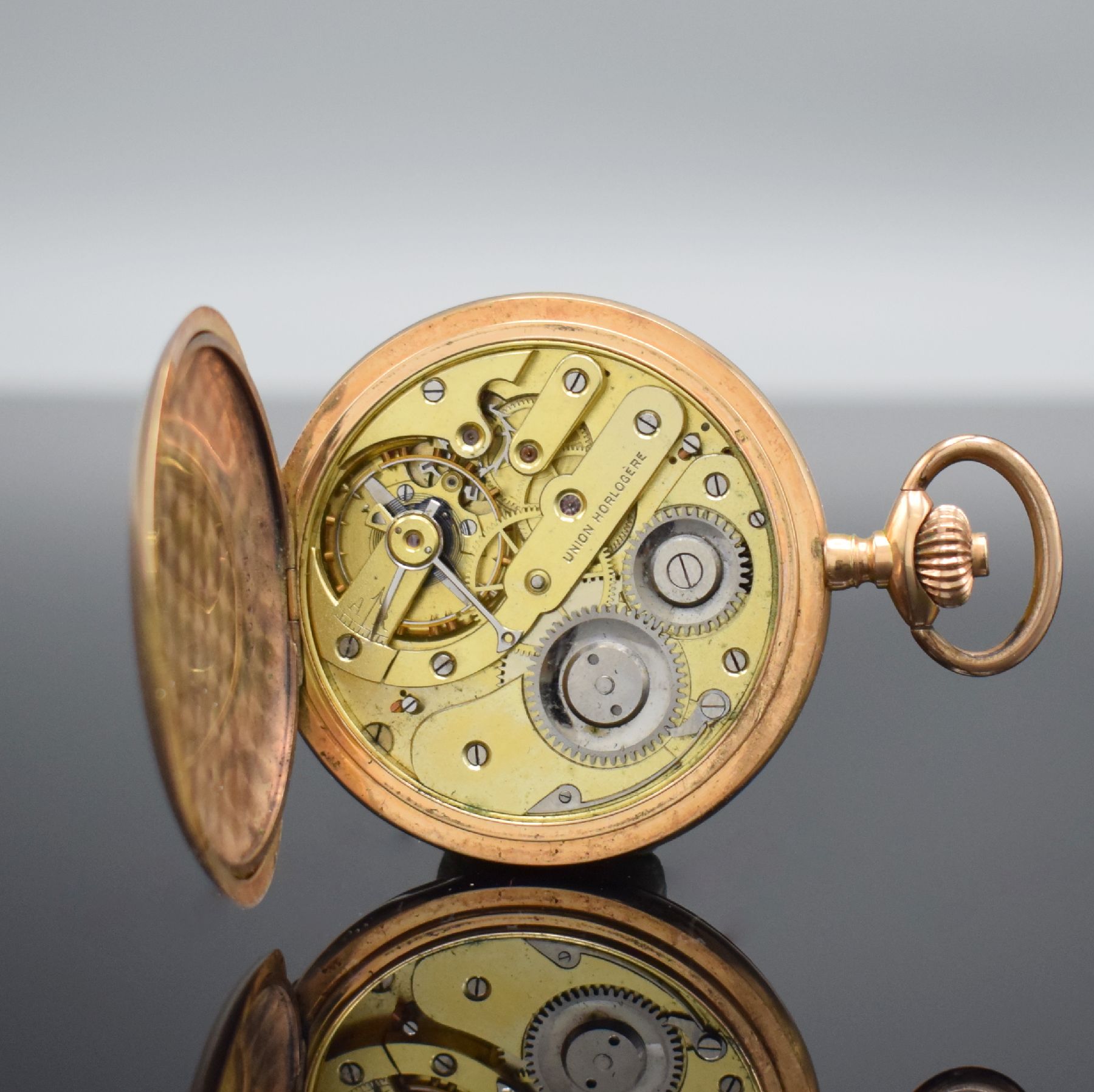 Detail g: UNION HORLOGERE Savonette in RoséG 585/000, Schweiz um 1900, guill. Geh. dell., Sprungdeckel floral grav., Metallcuvette, Emailzifferbl. m. arab. ...
