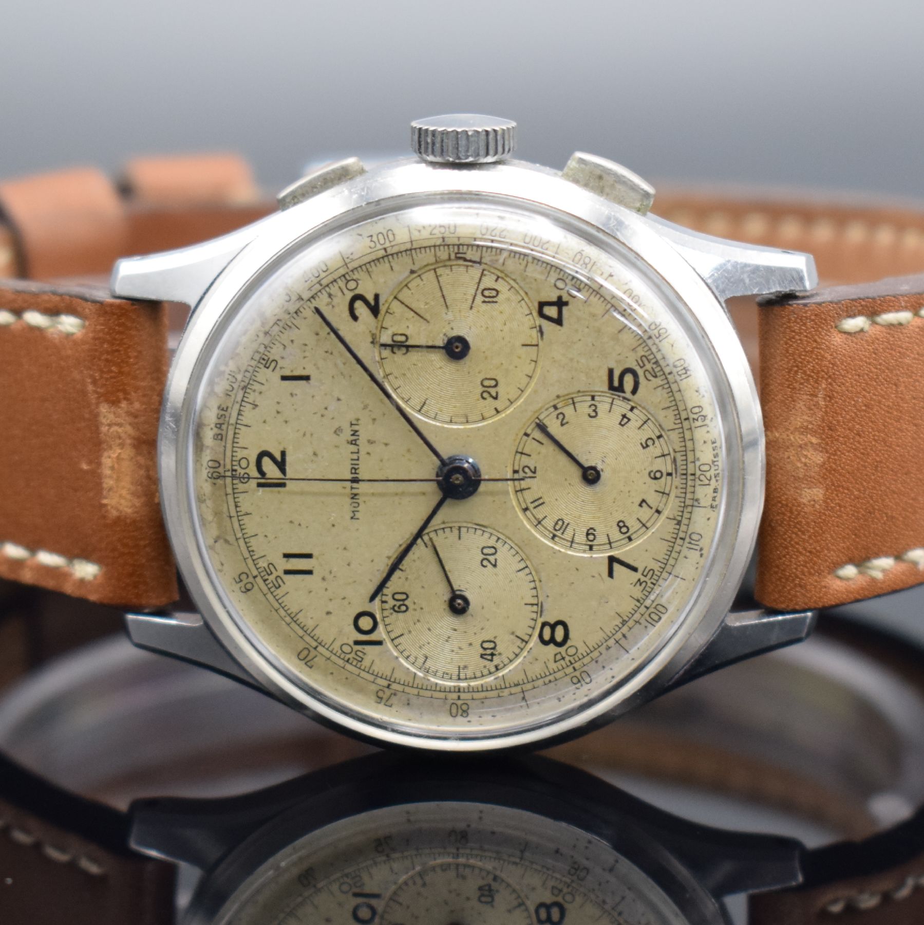 Detail a: MONTBRILLANT / BREITLING Schaltradchronograph mit seltener Signatur in Stahl, Schweiz um 1945, Handaufzug, 3-tlg. Geh. Ref. 734, Boden & Glasrand ...