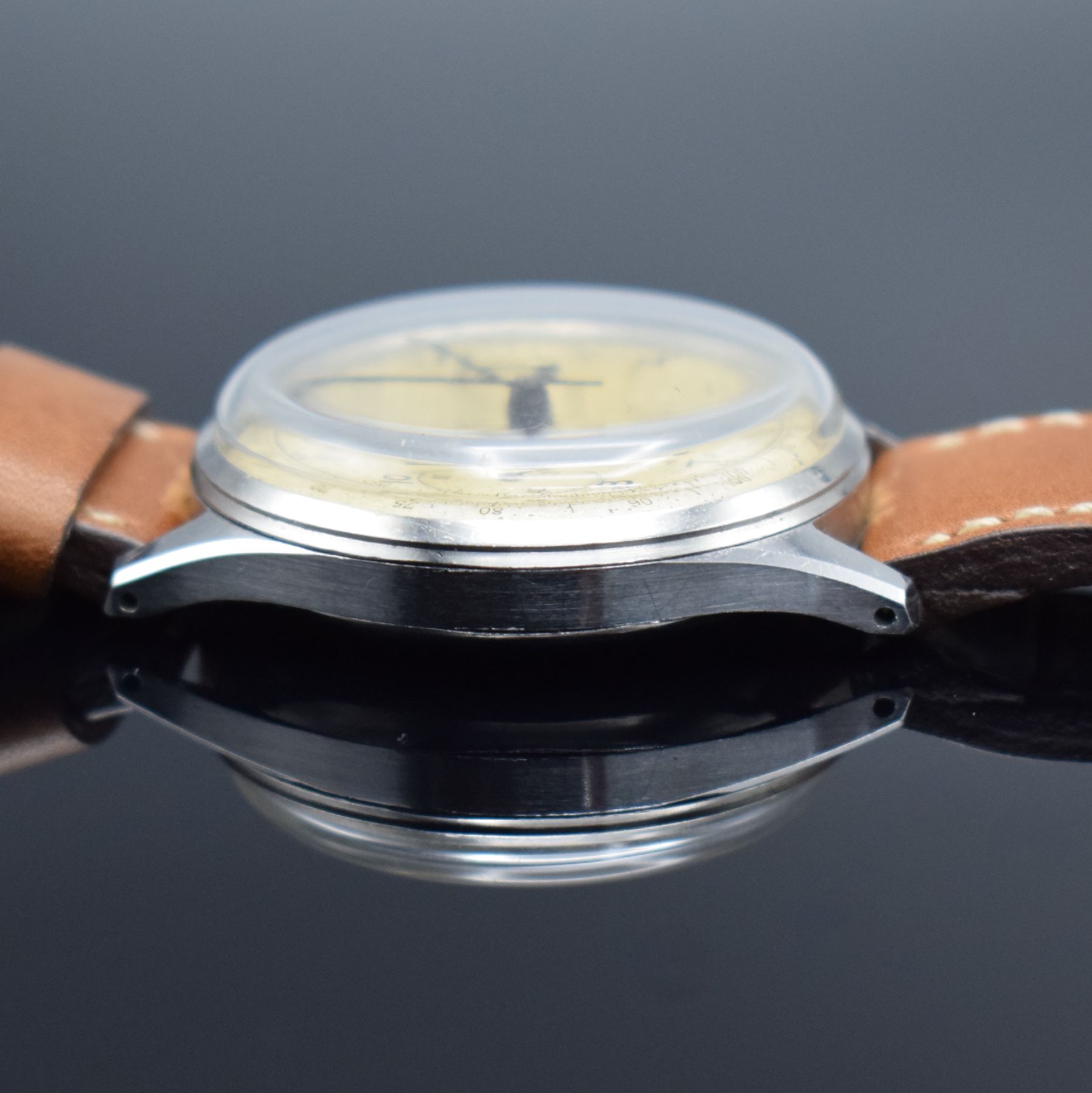Detail d: MONTBRILLANT / BREITLING Schaltradchronograph mit seltener Signatur in Stahl, Schweiz um 1945, Handaufzug, 3-tlg. Geh. Ref. 734, Boden & Glasrand ...