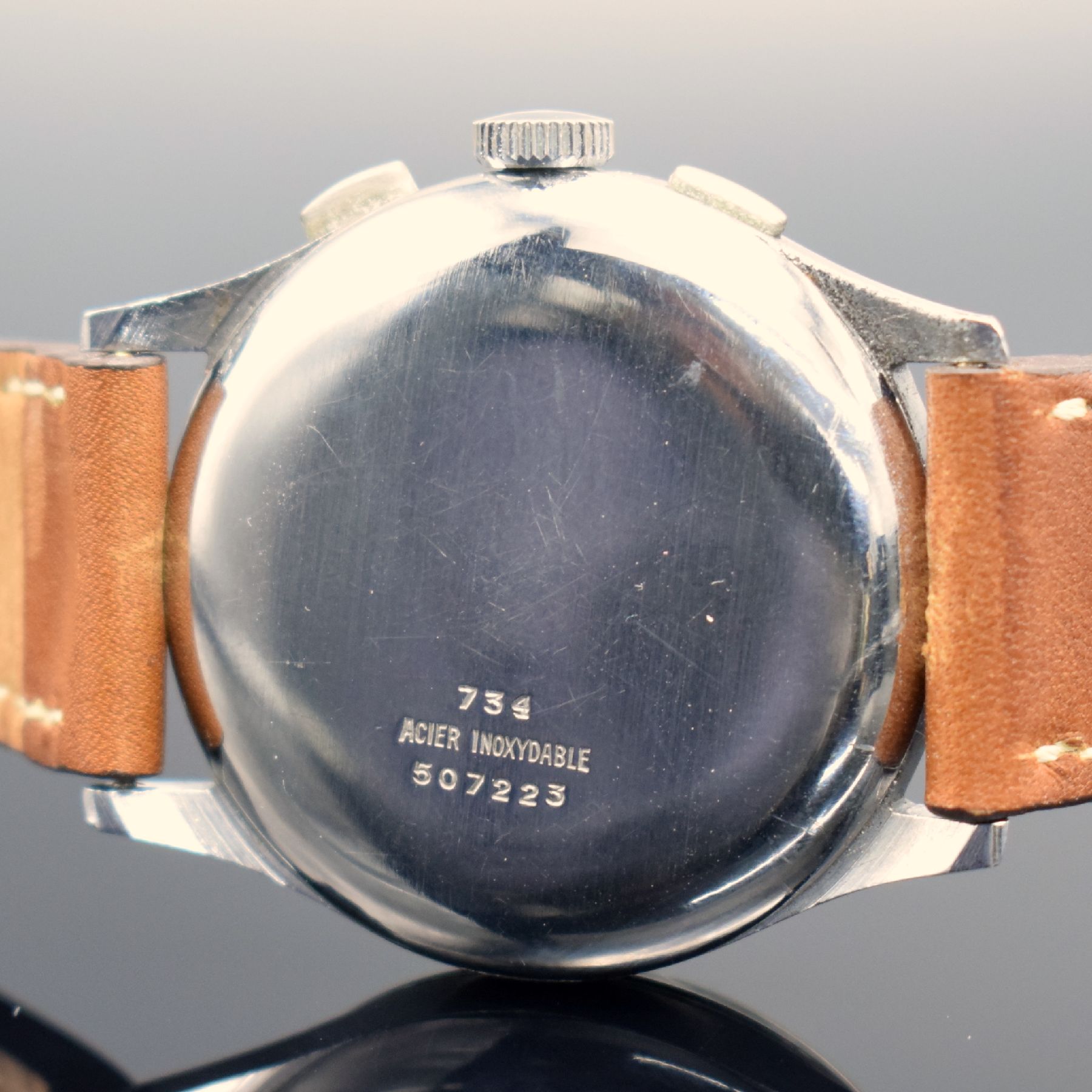 Detail e: MONTBRILLANT / BREITLING Schaltradchronograph mit seltener Signatur in Stahl, Schweiz um 1945, Handaufzug, 3-tlg. Geh. Ref. 734, Boden & Glasrand ...