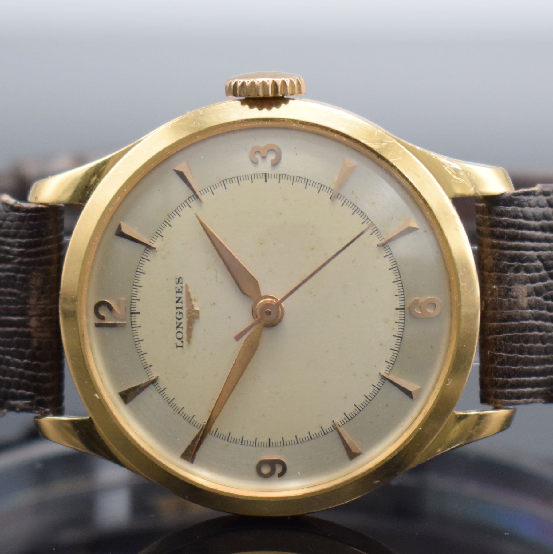 Detail a: LONGINES seltene Herrenarmbanduhr in RG 750/000, Schweiz um 1952, Handaufzug, 3-tlg. Geh., Boden (dell.) & Glasrand aufgedr., silb. Duoton-Zifferbl. ...