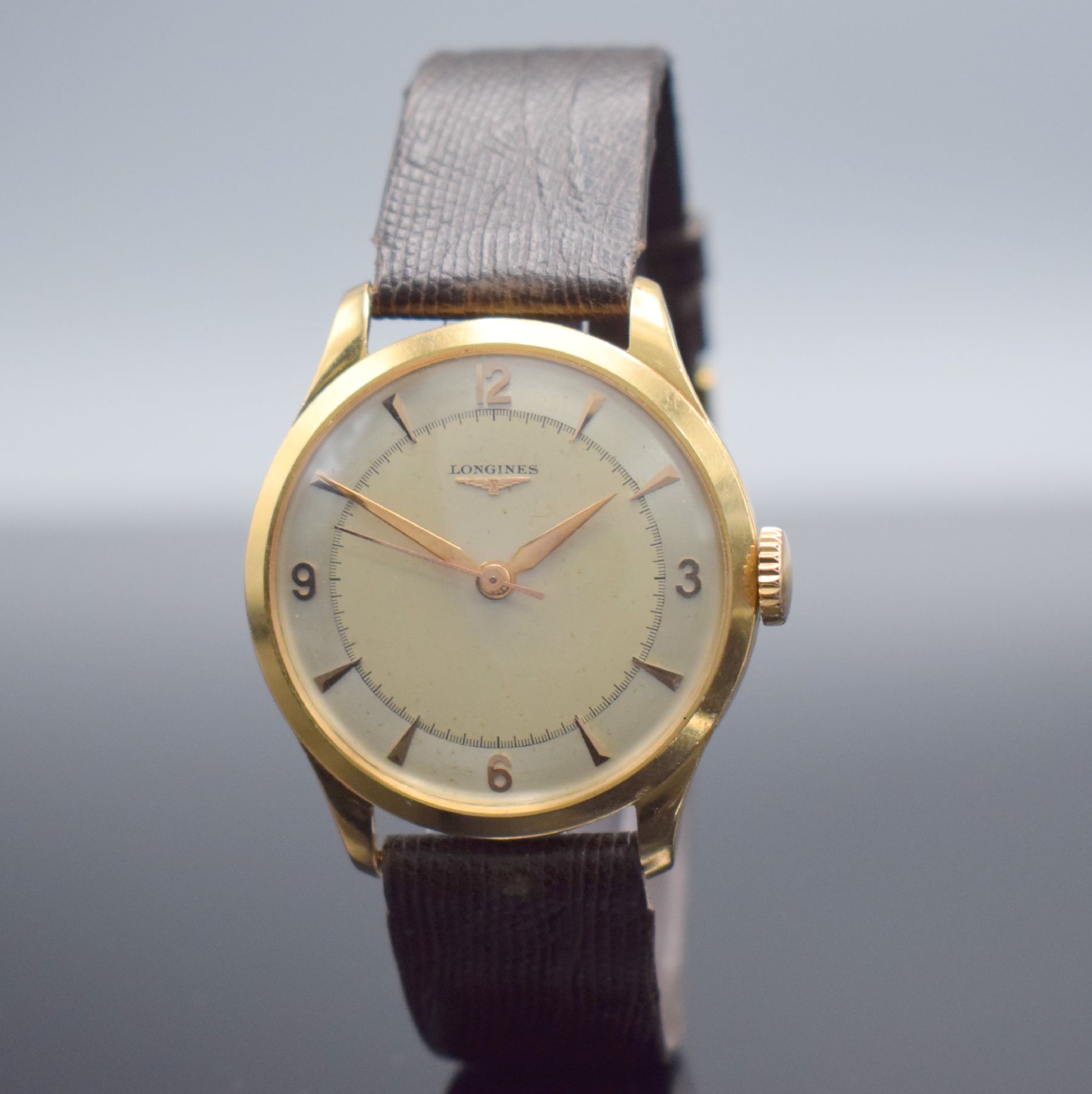 Detail b: LONGINES seltene Herrenarmbanduhr in RG 750/000, Schweiz um 1952, Handaufzug, 3-tlg. Geh., Boden (dell.) & Glasrand aufgedr., silb. Duoton-Zifferbl. ...