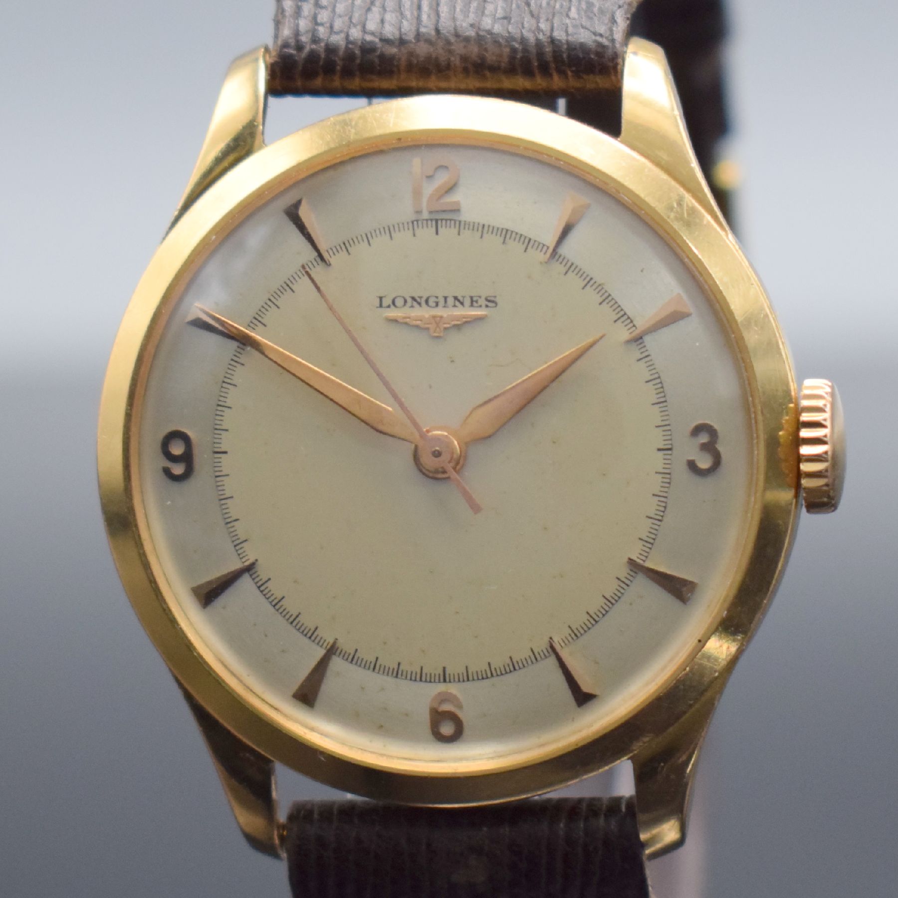 Detail c: LONGINES seltene Herrenarmbanduhr in RG 750/000, Schweiz um 1952, Handaufzug, 3-tlg. Geh., Boden (dell.) & Glasrand aufgedr., silb. Duoton-Zifferbl. ...