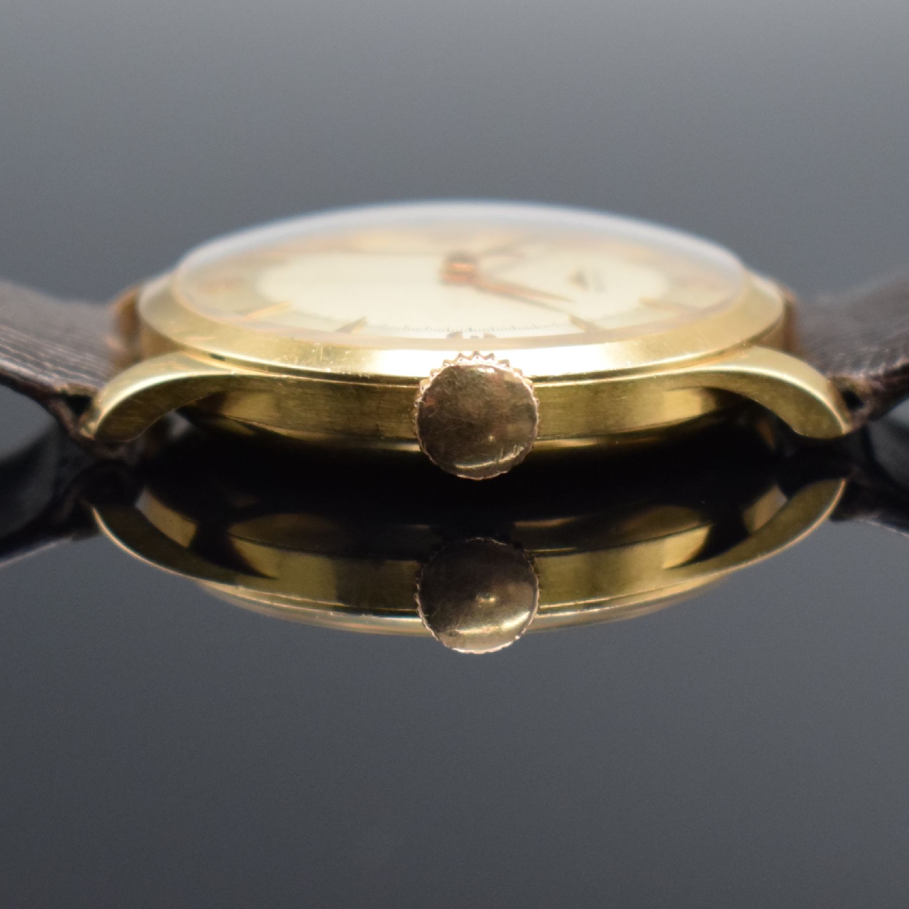 Detail d: LONGINES seltene Herrenarmbanduhr in RG 750/000, Schweiz um 1952, Handaufzug, 3-tlg. Geh., Boden (dell.) & Glasrand aufgedr., silb. Duoton-Zifferbl. ...