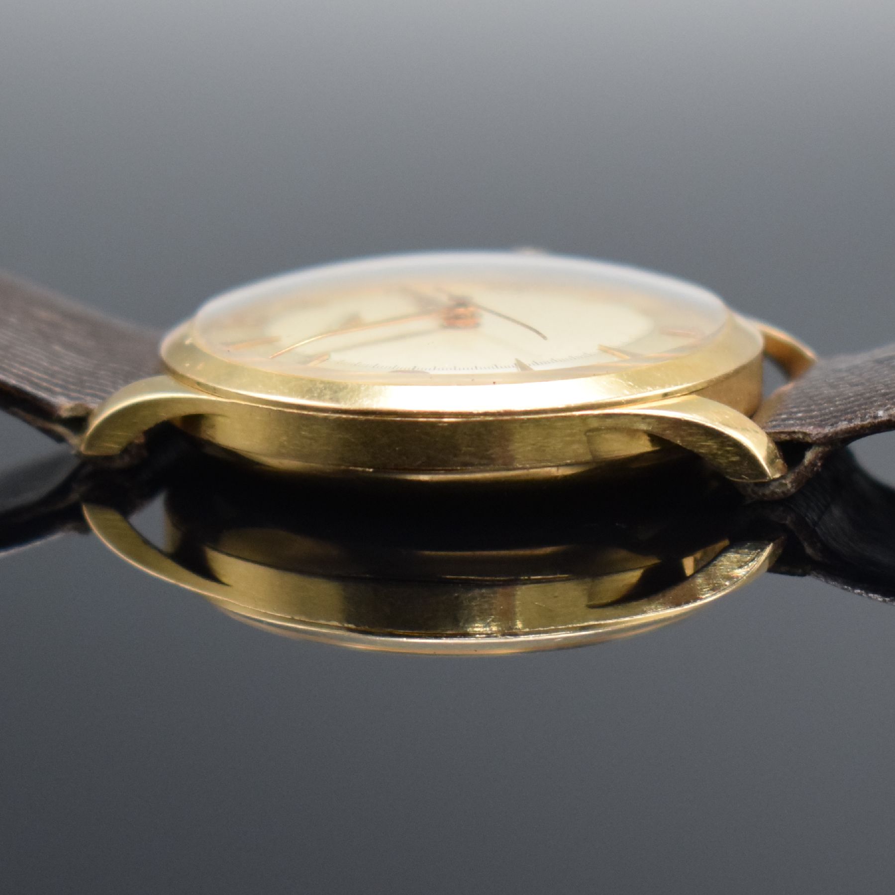 Detail e: LONGINES seltene Herrenarmbanduhr in RG 750/000, Schweiz um 1952, Handaufzug, 3-tlg. Geh., Boden (dell.) & Glasrand aufgedr., silb. Duoton-Zifferbl. ...