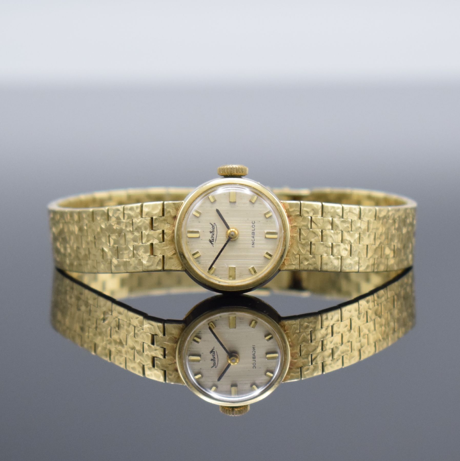 MONTRIAL Damenarmbanduhr in GG 585/000, Schweiz um 1965, Handaufzug, 2-teil. Geh., Boden aufgedr., Goldband in GG 585/000, silb. Zifferbl. m. aufges. ...