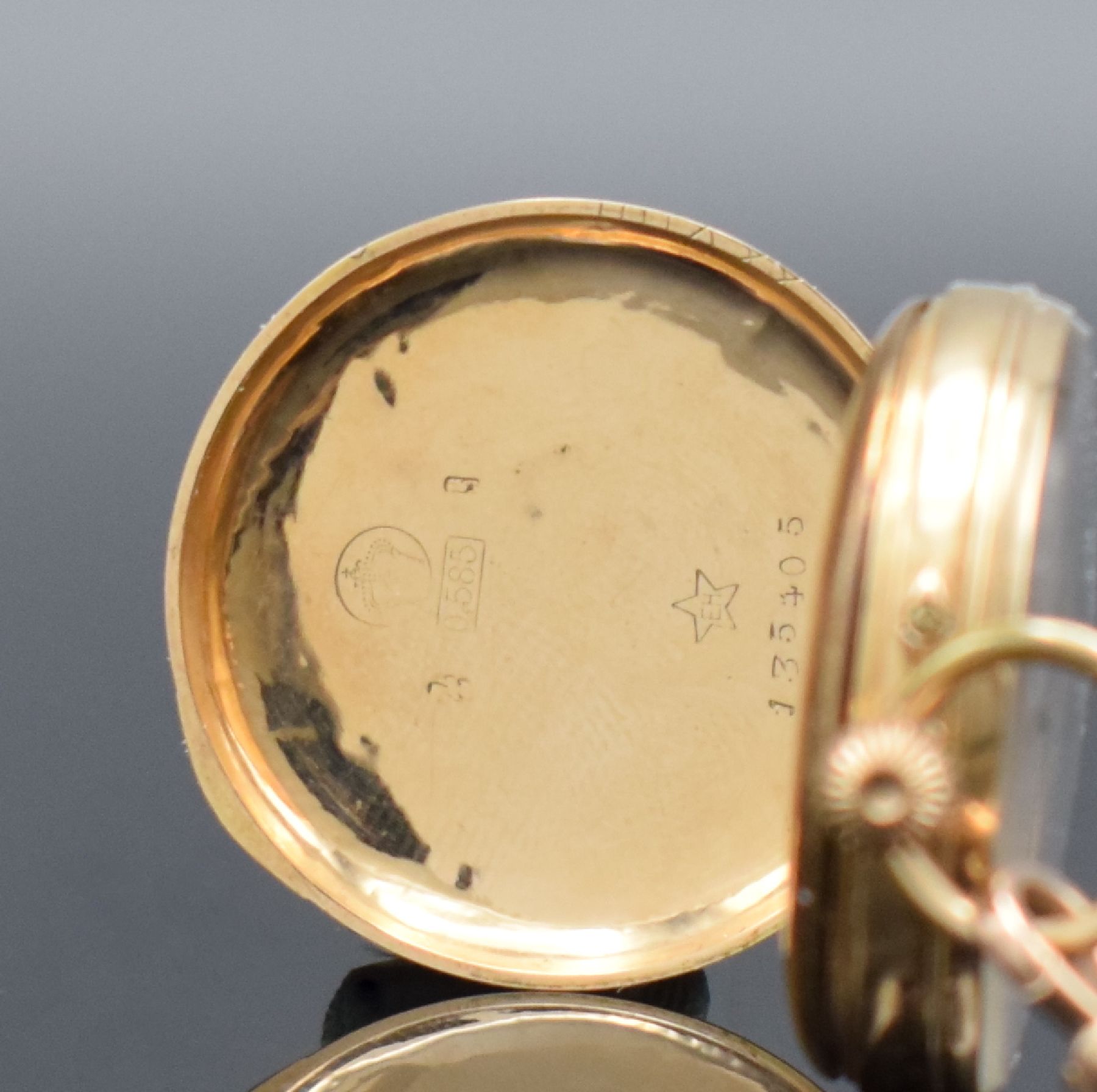 Detail c: Offene Damentaschenuhr in RG 585/000 mit Kettein RG 585/000, Schweiz um 1890, Kette später, Metallcuvette, floral grav. Rückseite, Emailzifferbl. ...