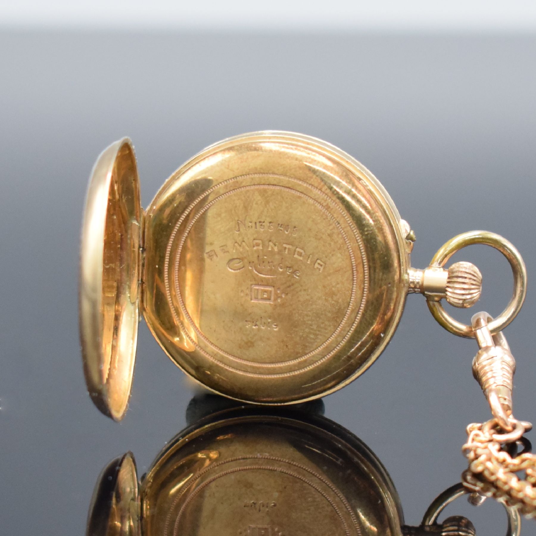Detail d: Offene Damentaschenuhr in RG 585/000 mit Kettein RG 585/000, Schweiz um 1890, Kette später, Metallcuvette, floral grav. Rückseite, Emailzifferbl. ...