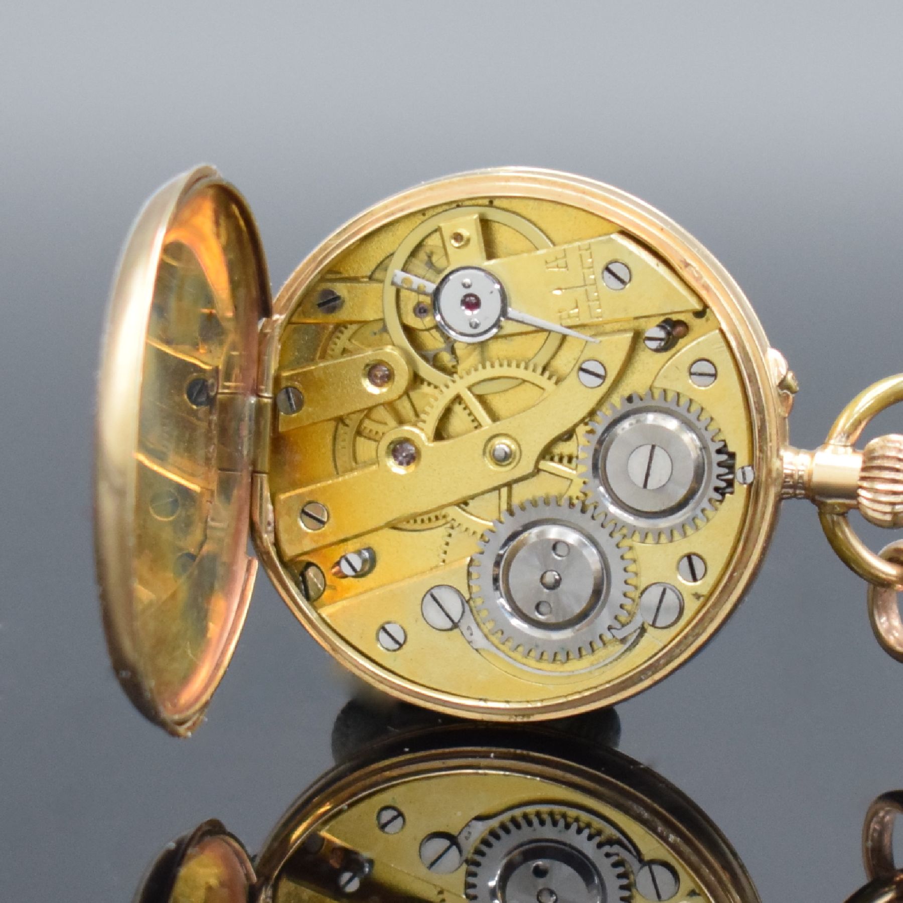 Detail f: Offene Damentaschenuhr in RG 585/000 mit Kettein RG 585/000, Schweiz um 1890, Kette später, Metallcuvette, floral grav. Rückseite, Emailzifferbl. ...